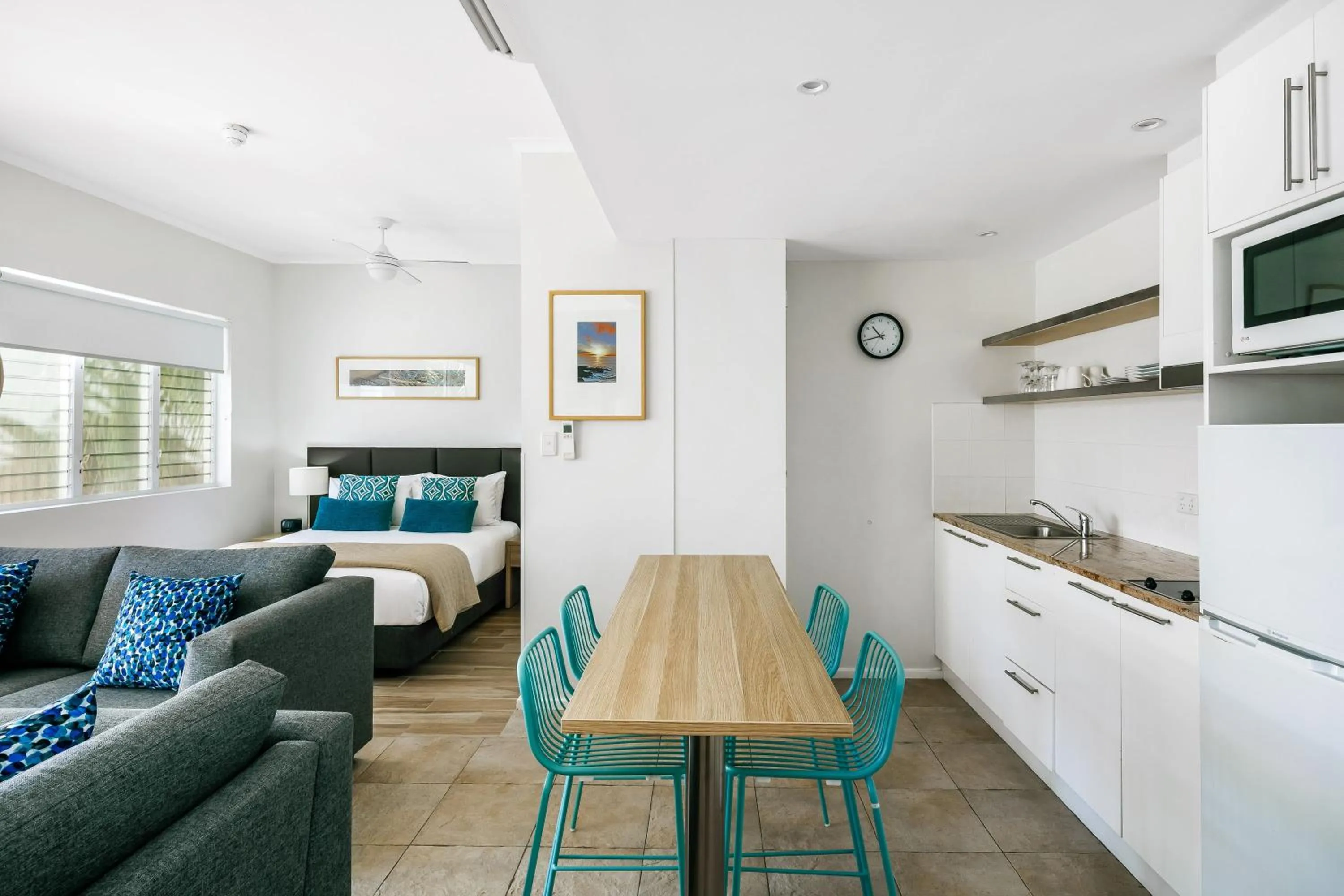 Coffee/tea facilities, Bed in Mantra PortSea