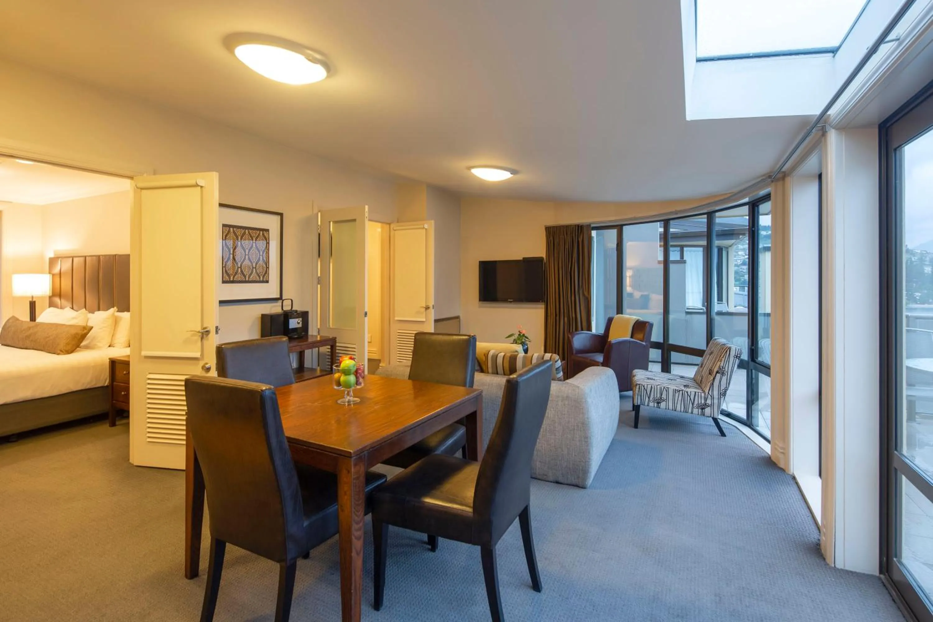 Dining area, Bed in Peppers Beacon