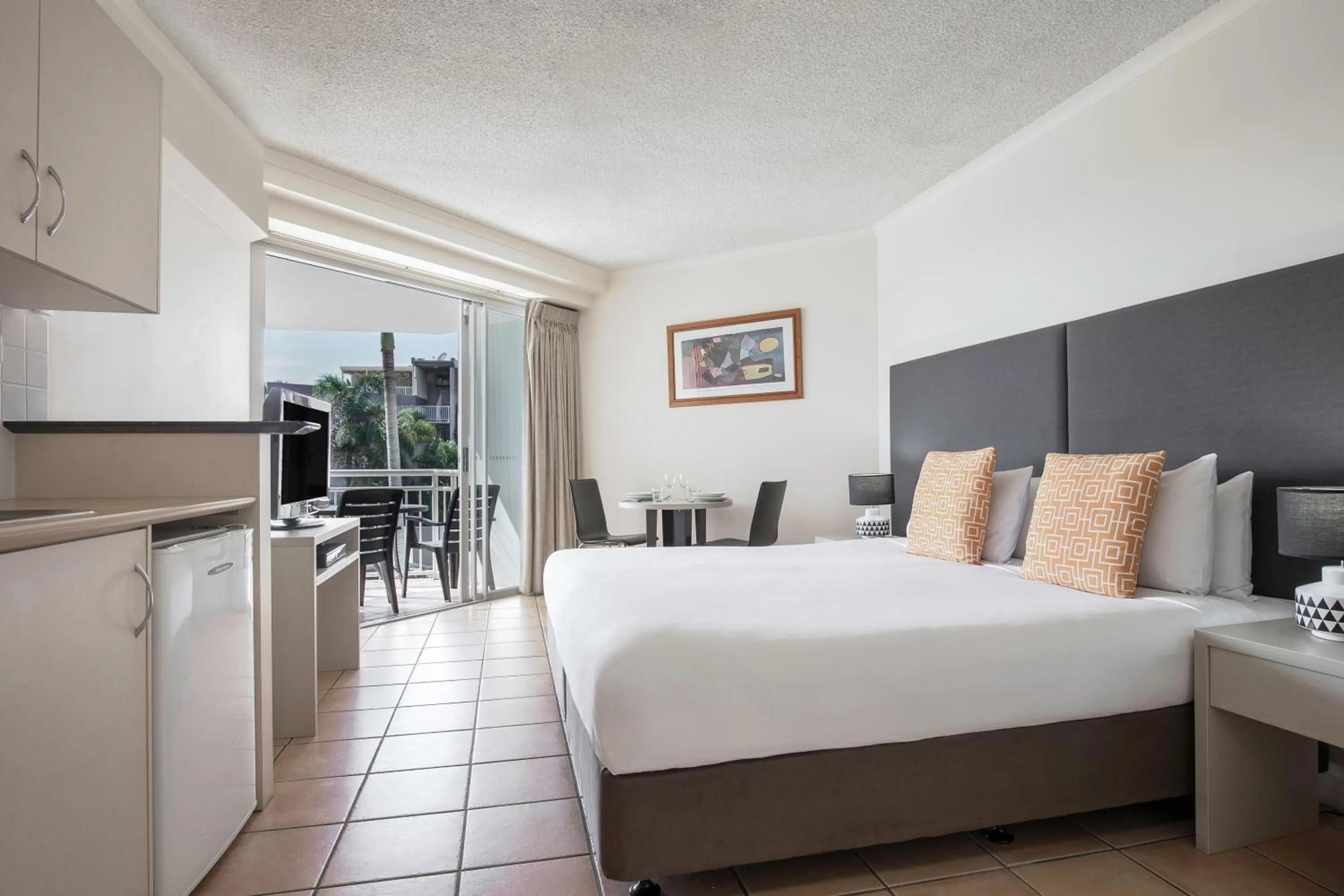 Kitchen or kitchenette, Bed in BreakFree Alexandra Beach