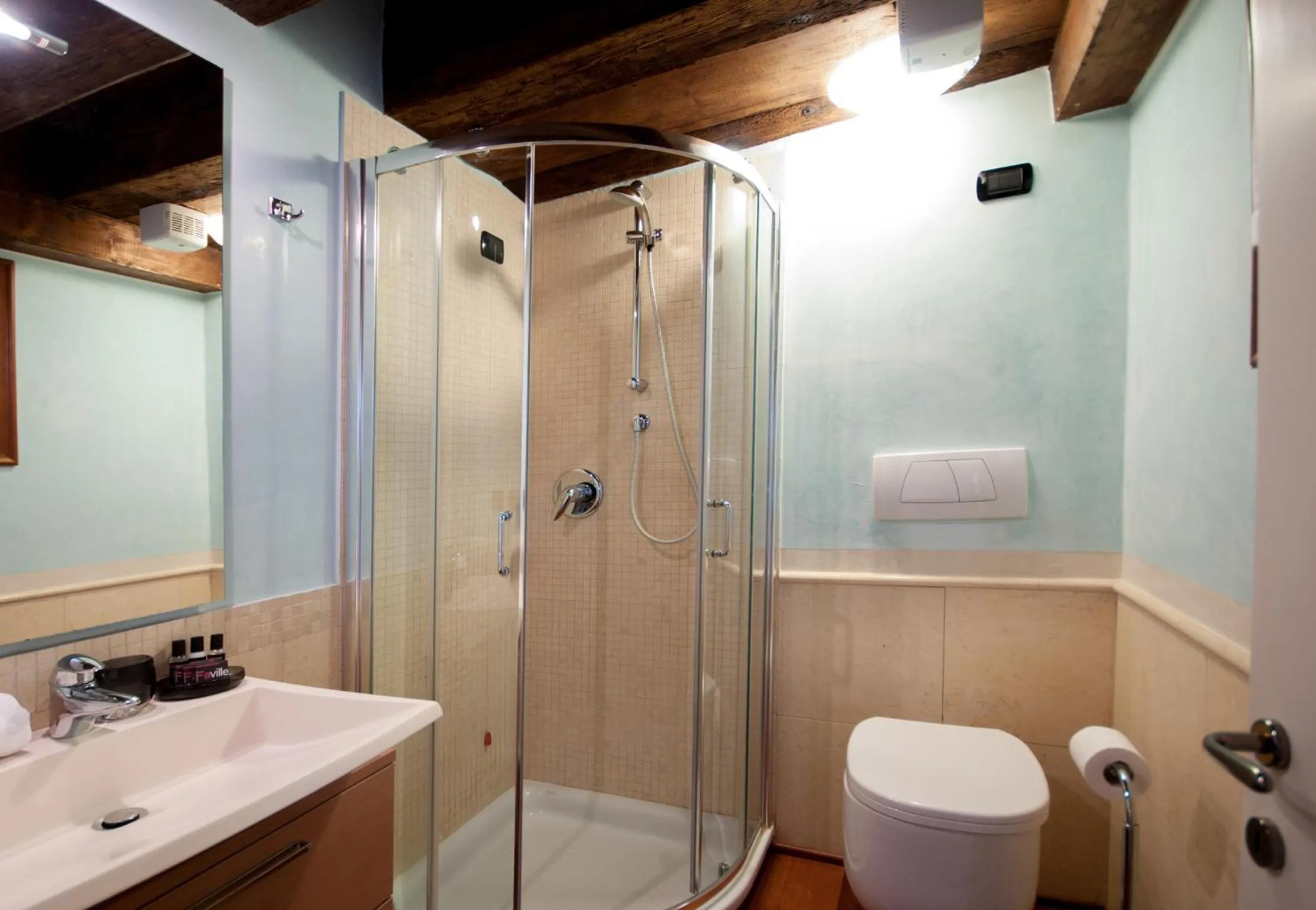 Shower in Doge Morosini Palace by Wonderful Italy