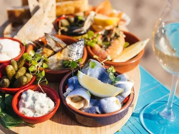 Lounge or bar in Beach House B&B