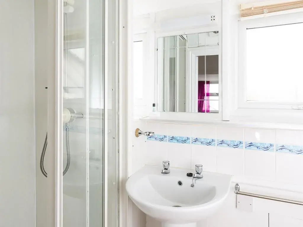 Double Room with Private Bathroom - single occupancy in Beach House B&B Double Room with Private Bathroom - single occupancy in Beach House B&B