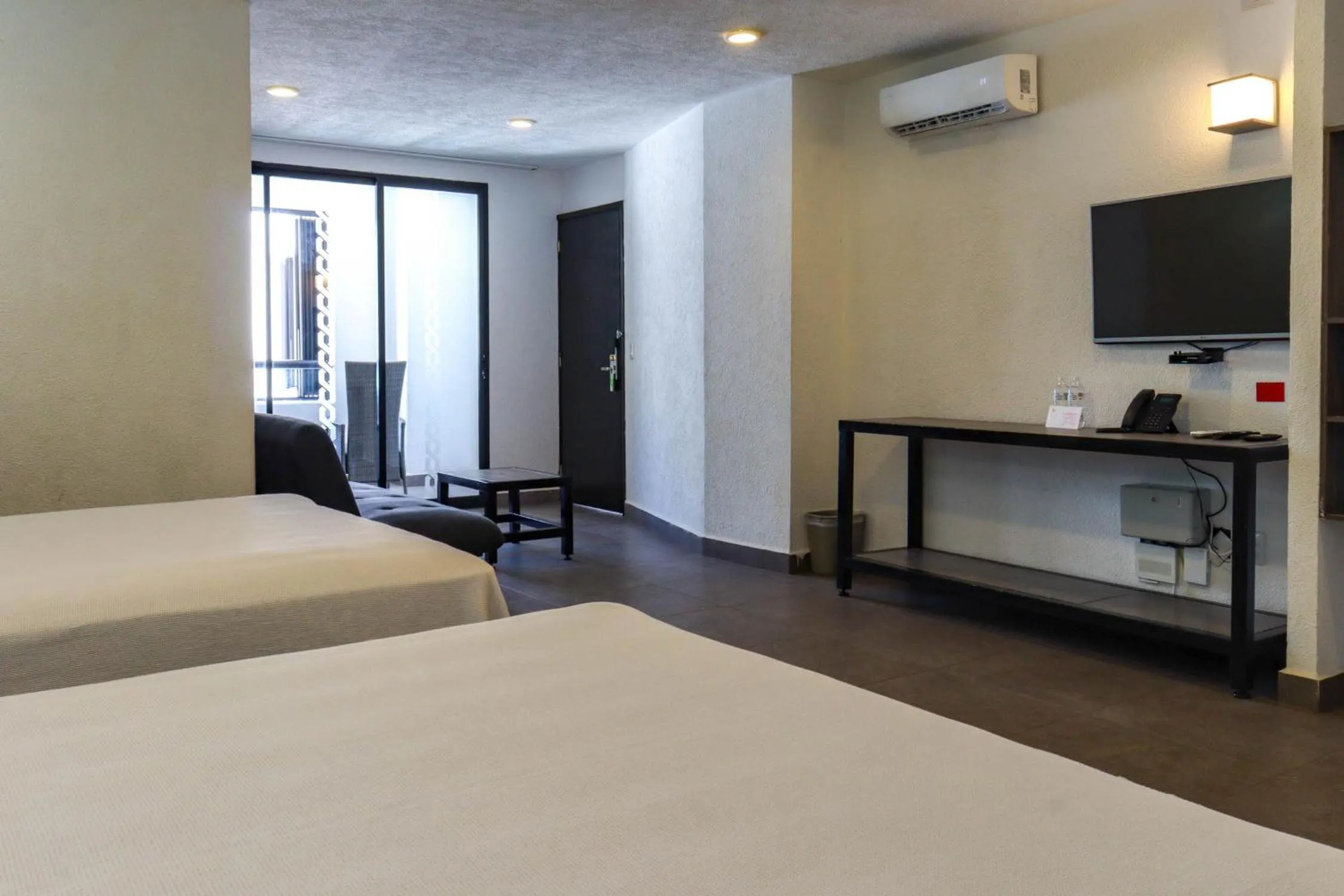 Photo of the whole room, Bed in Hotel MX portal maya