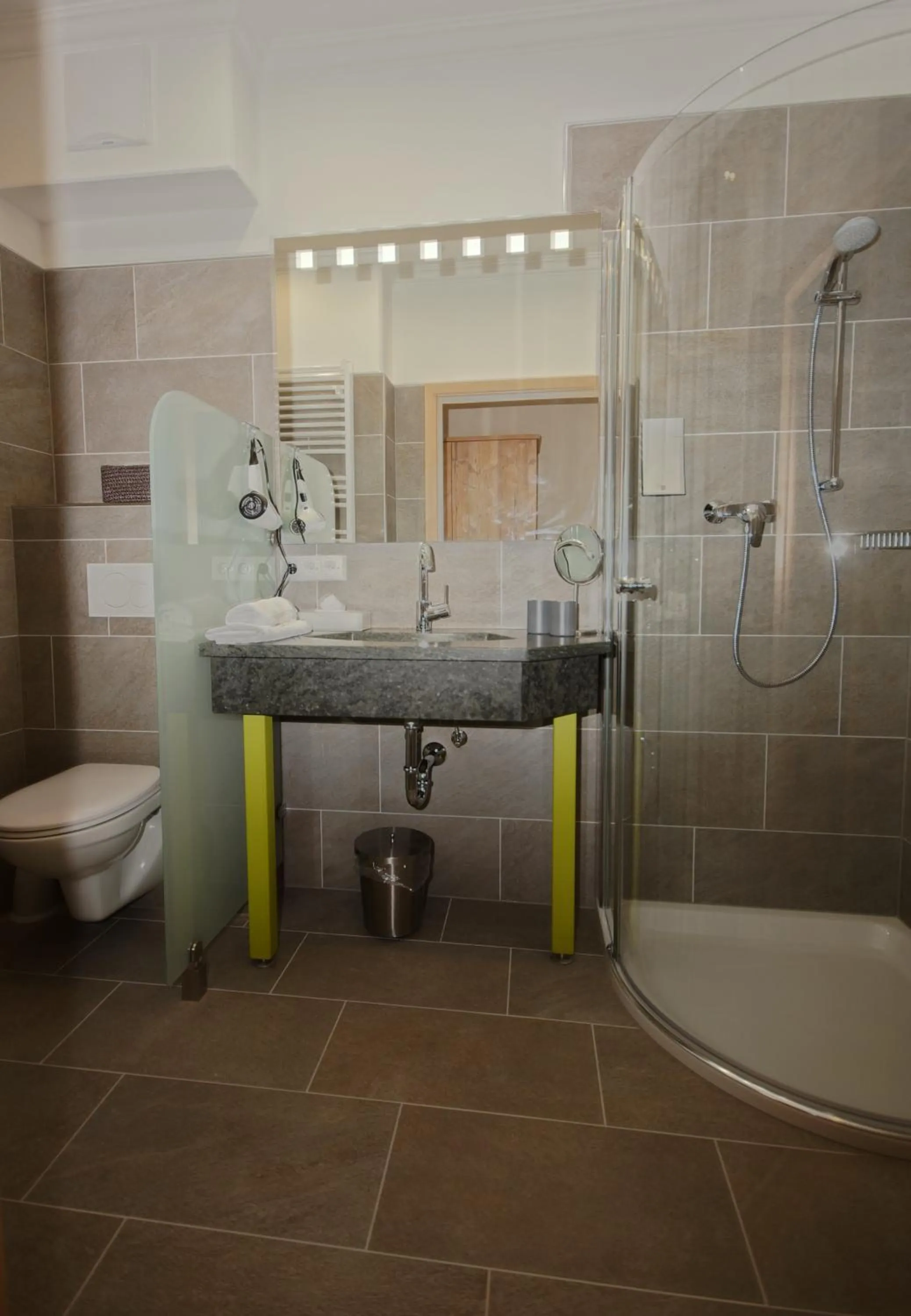 Shower in Der Marienhof Hotel Garni