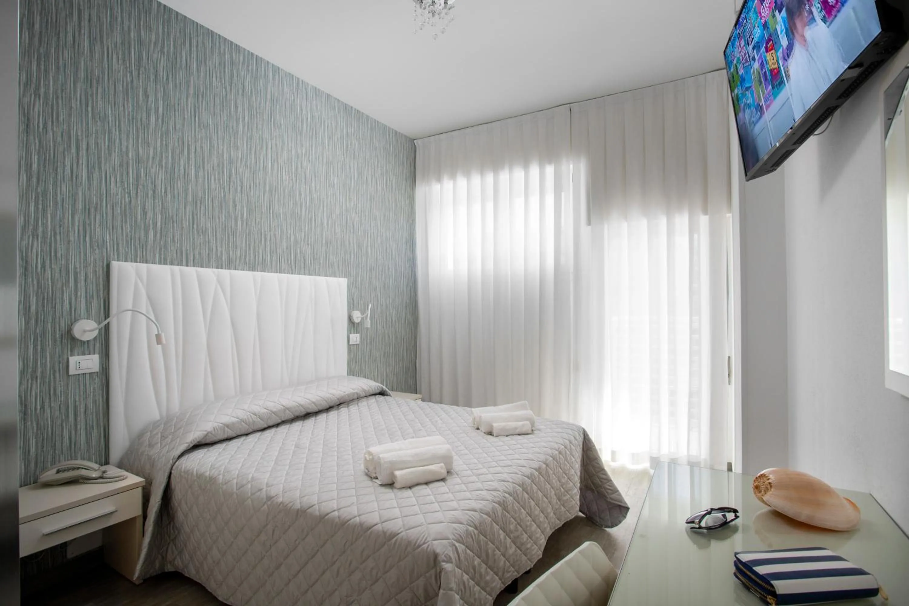 Photo of the whole room, Bed in MARITTIMO Milano Marittima