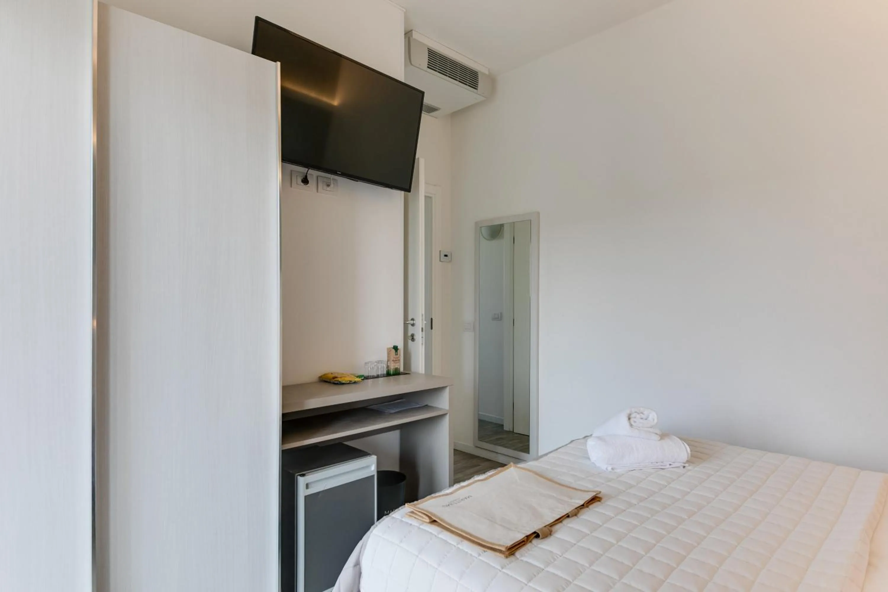 Photo of the whole room, Bed in MARITTIMO Milano Marittima