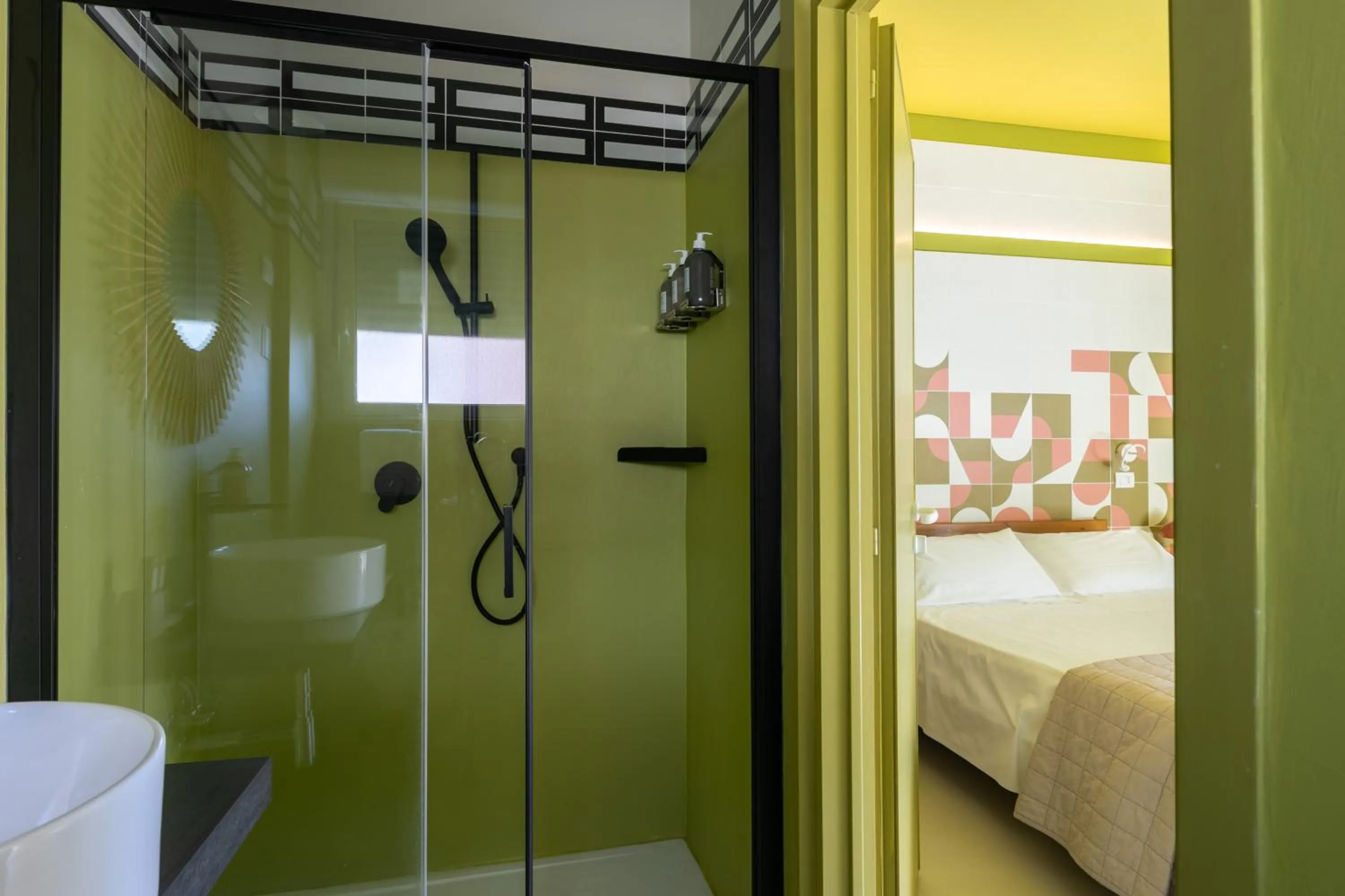 Shower, Bed in MARITTIMO Milano Marittima