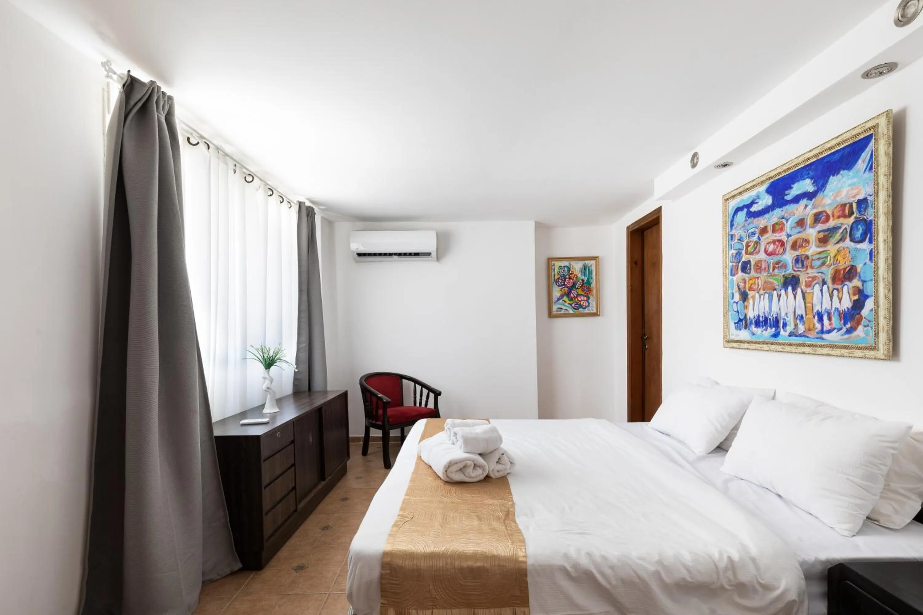 Bed in The Colony Hotel