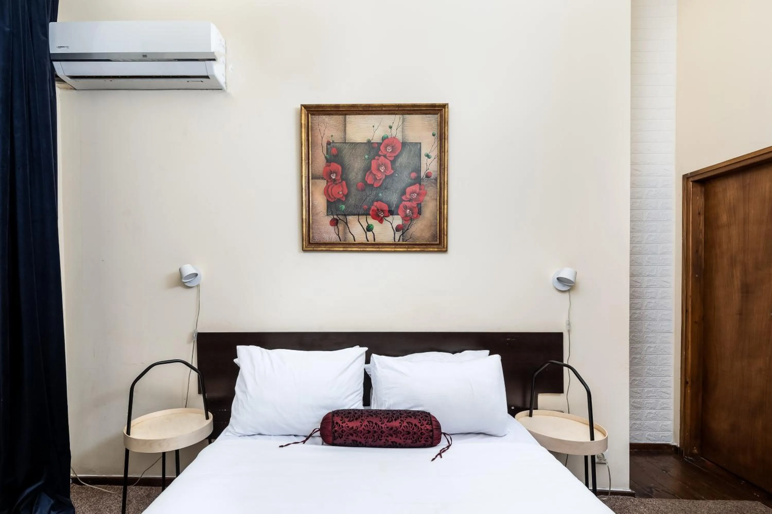 Bed in The Colony Hotel