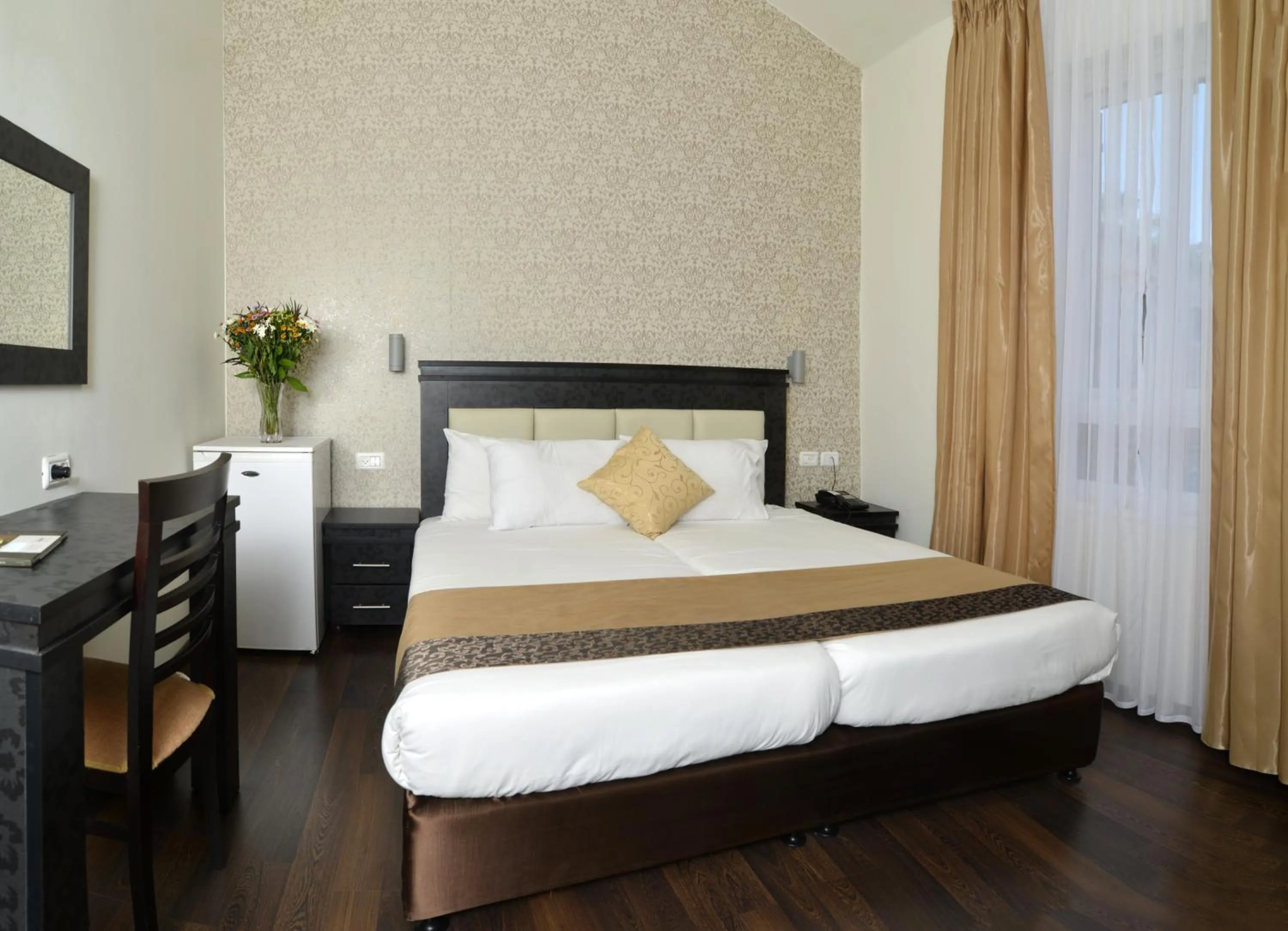 Bed in The Colony Hotel