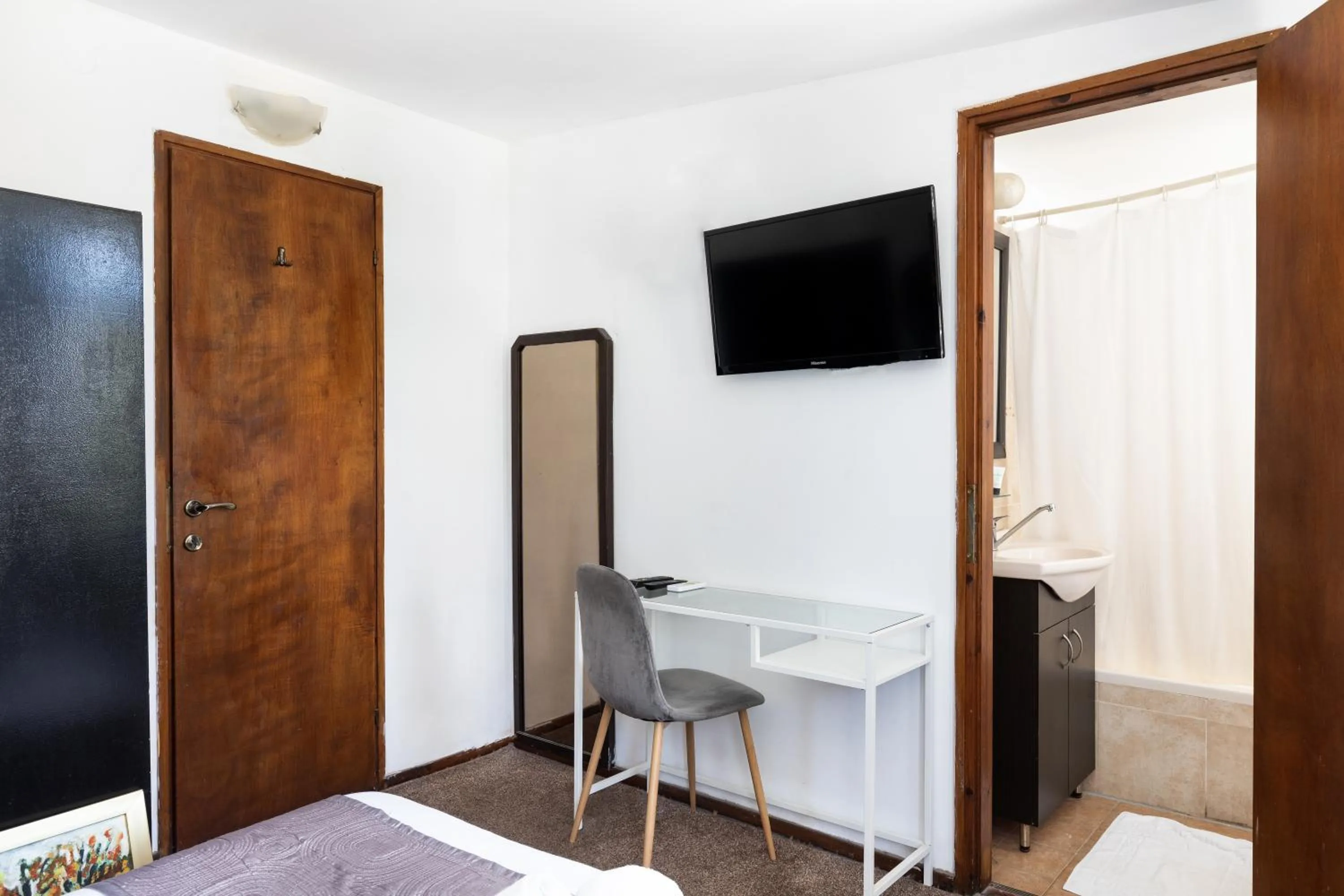 TV and multimedia, TV/Entertainment Center in The Colony Hotel