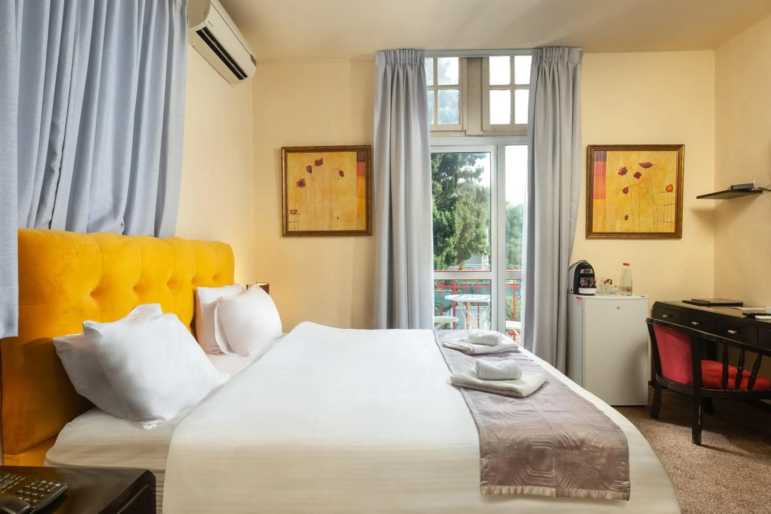 Bed in The Colony Hotel