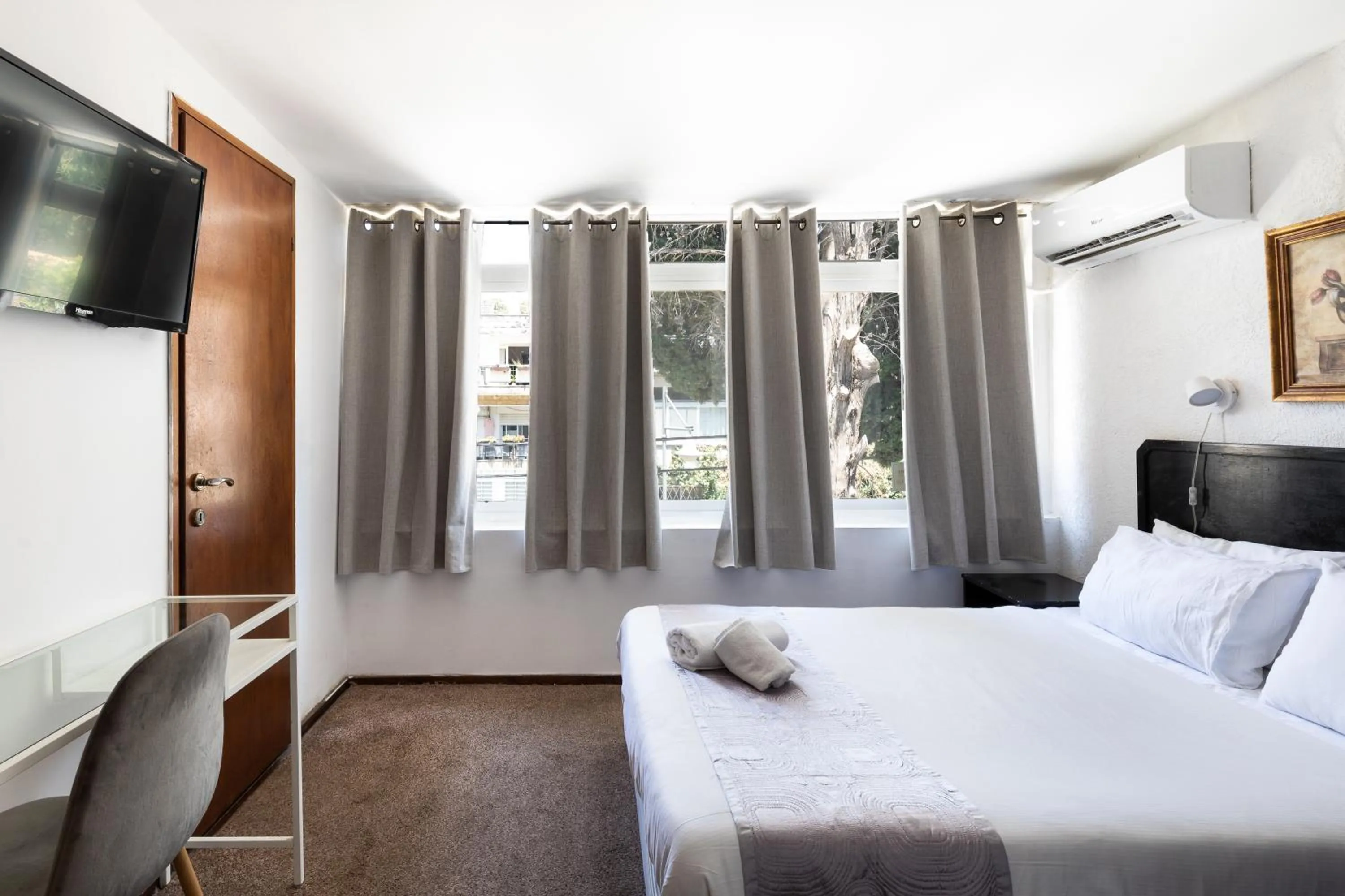 Photo of the whole room in The Colony Hotel