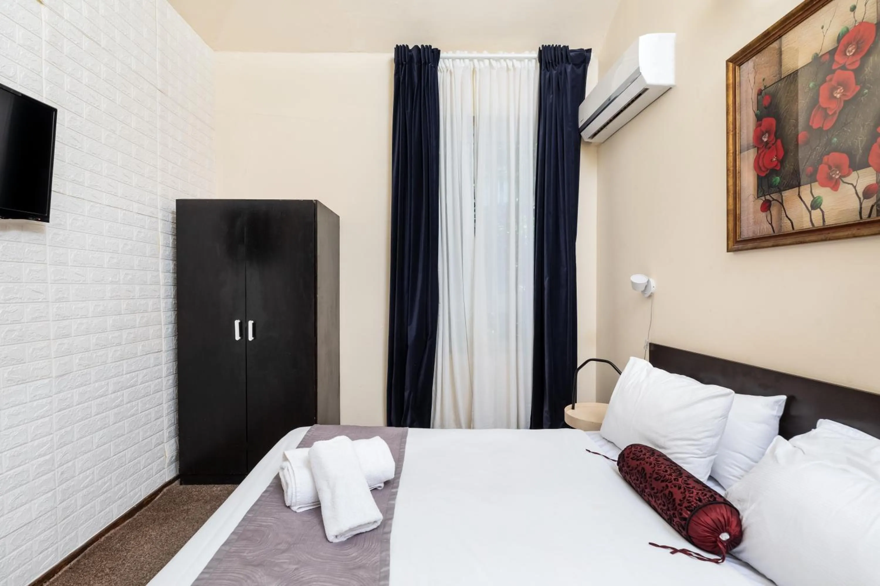 Bed, TV/Entertainment Center in The Colony Hotel