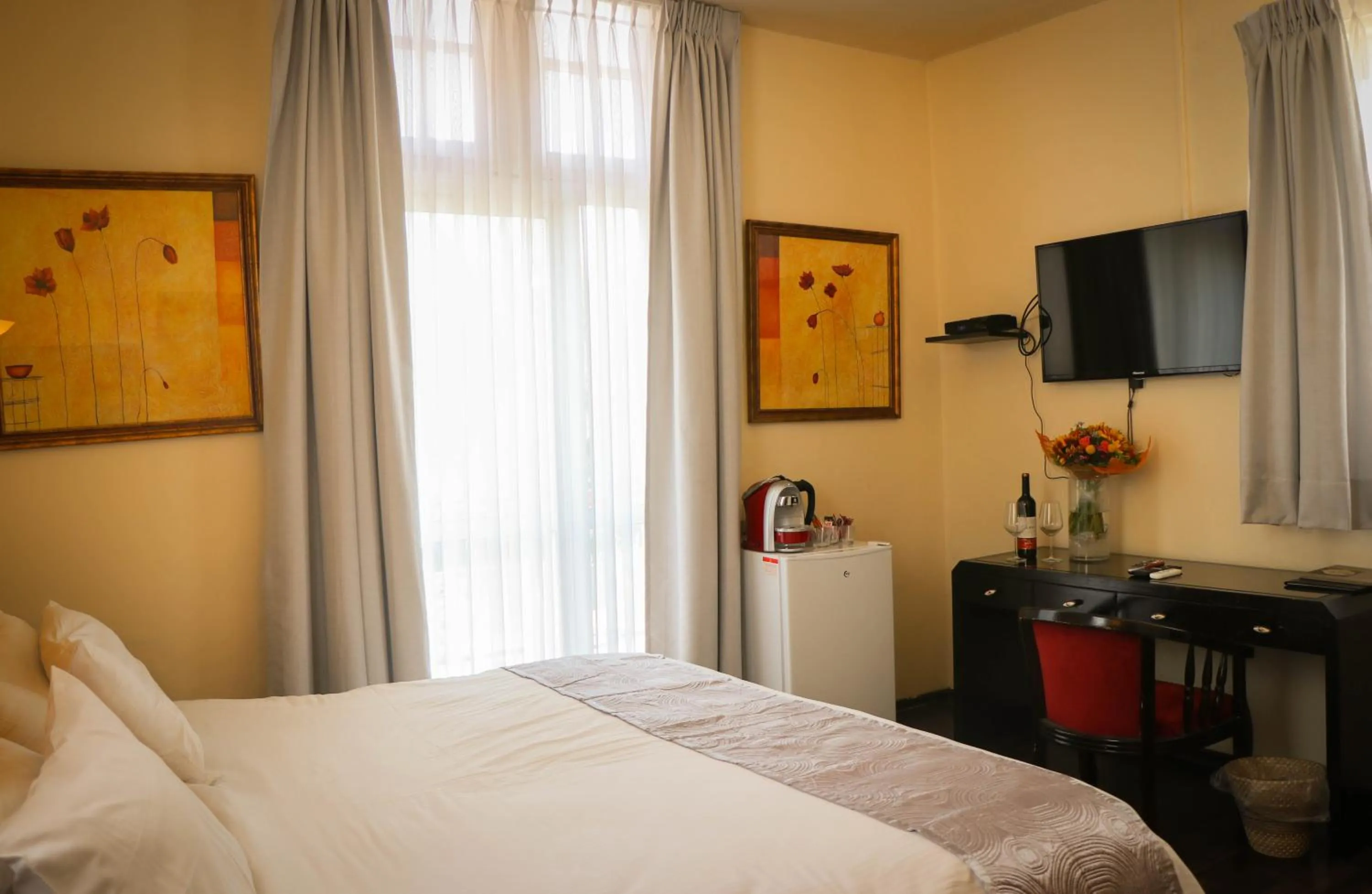 Bedroom, TV/Entertainment Center in The Colony Hotel