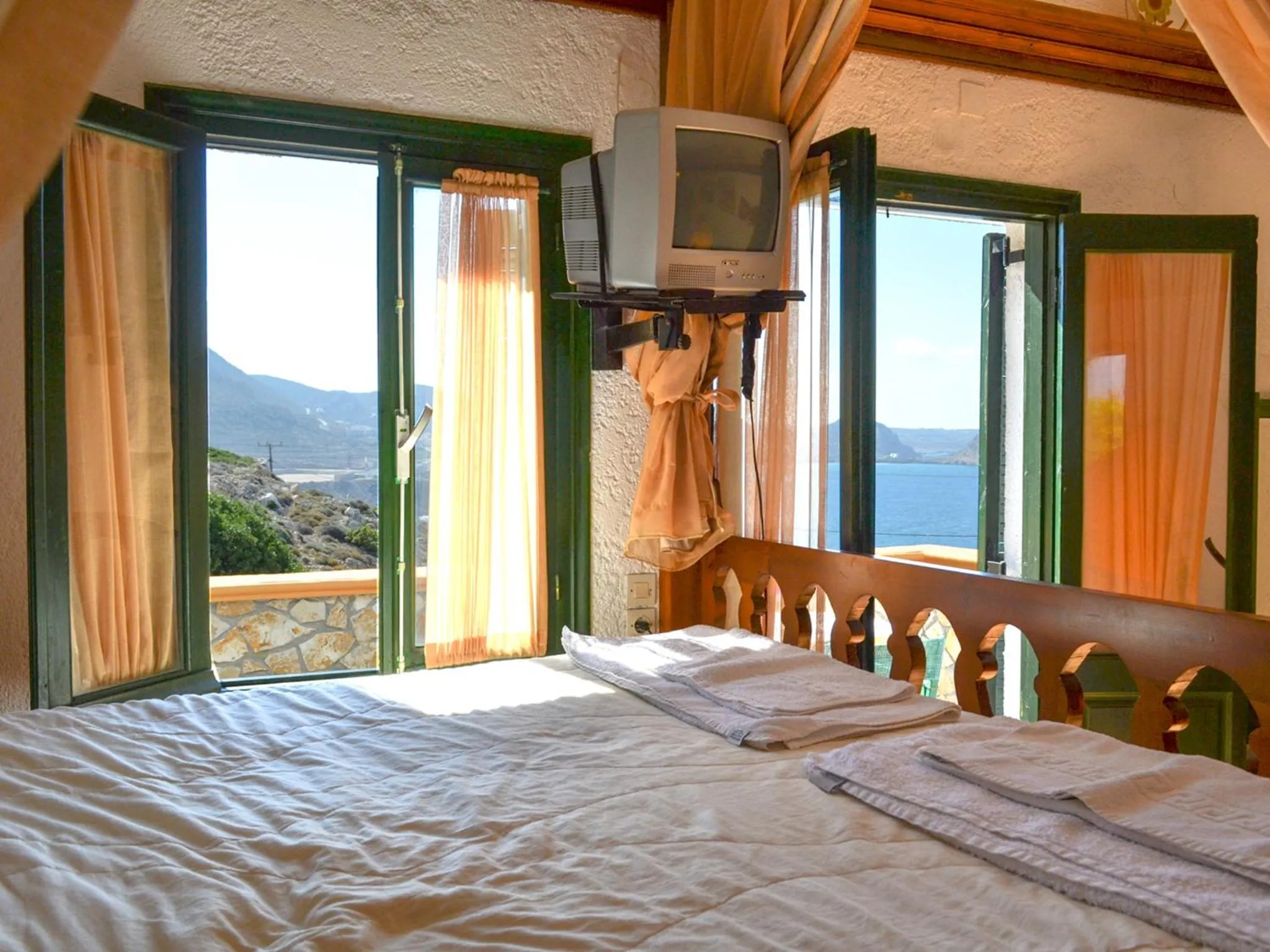 TV and multimedia, Bed in Hotel Finiki View