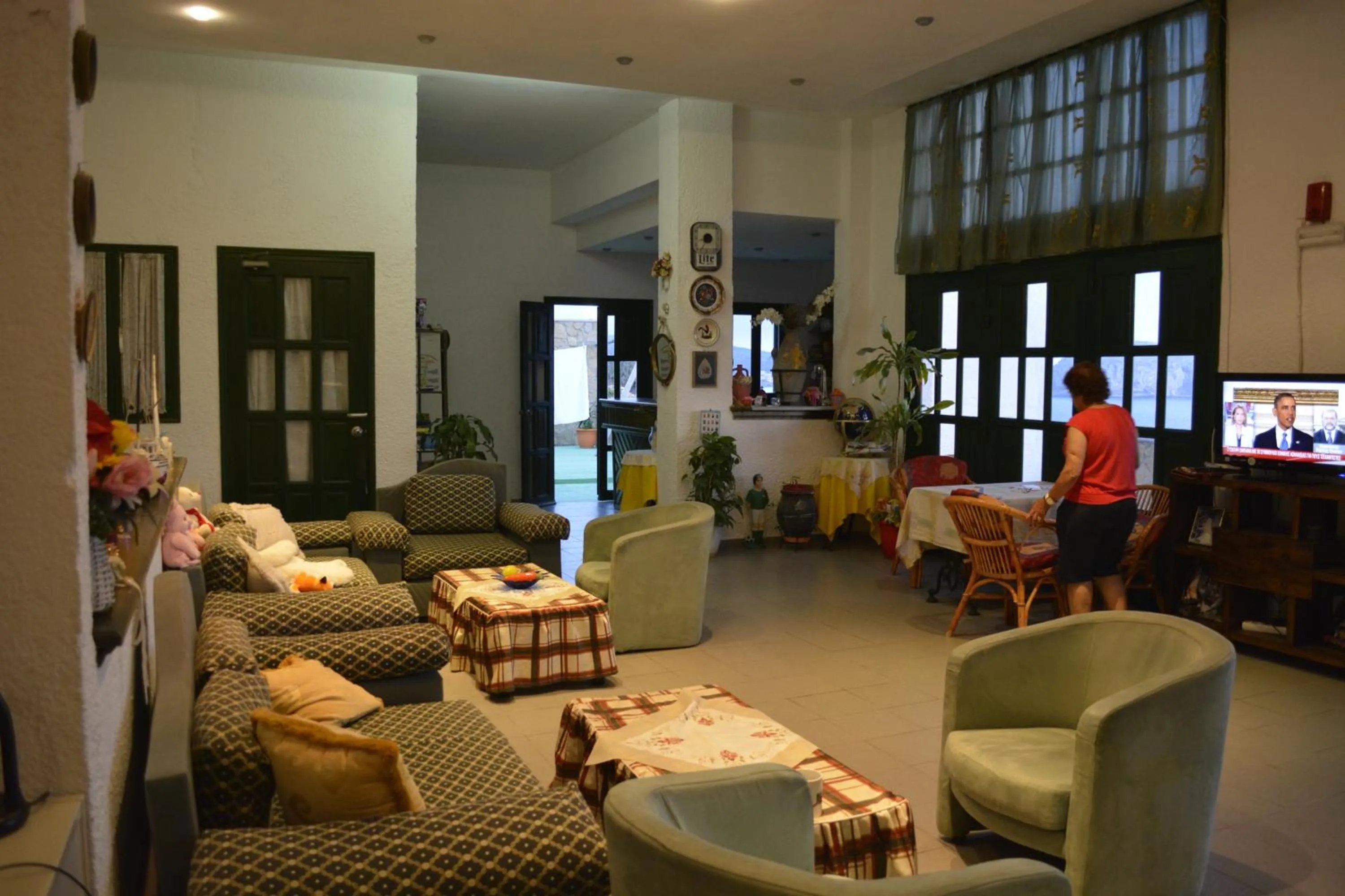 Communal lounge/ TV room in Hotel Finiki View