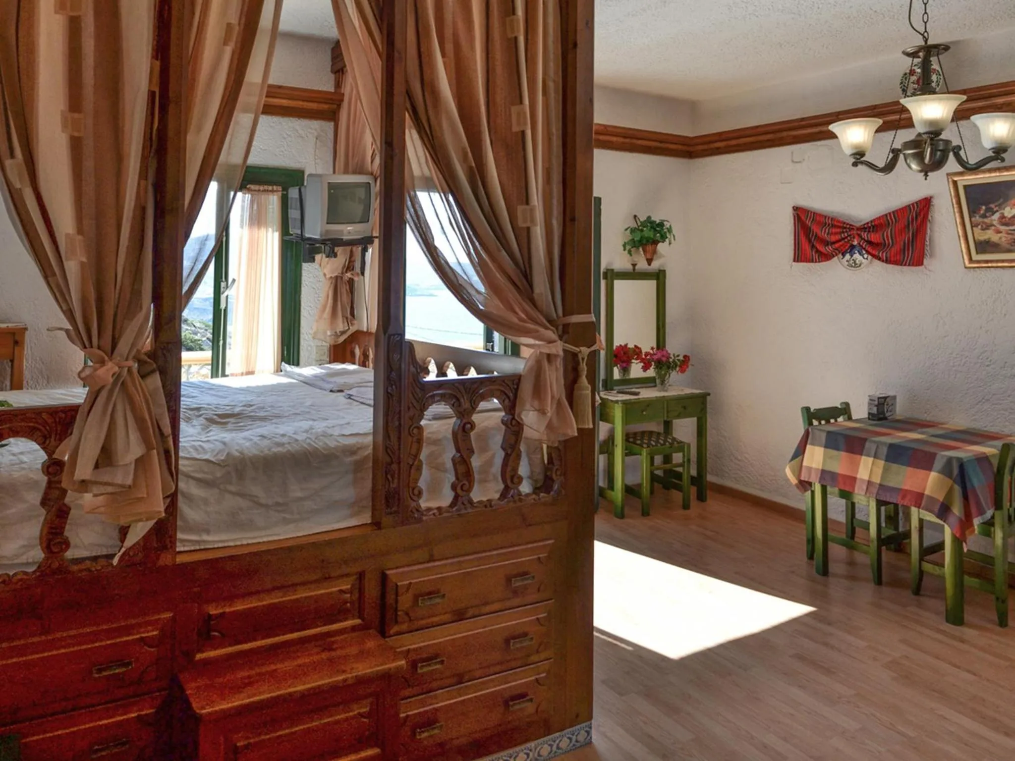 Photo of the whole room, Bed in Hotel Finiki View