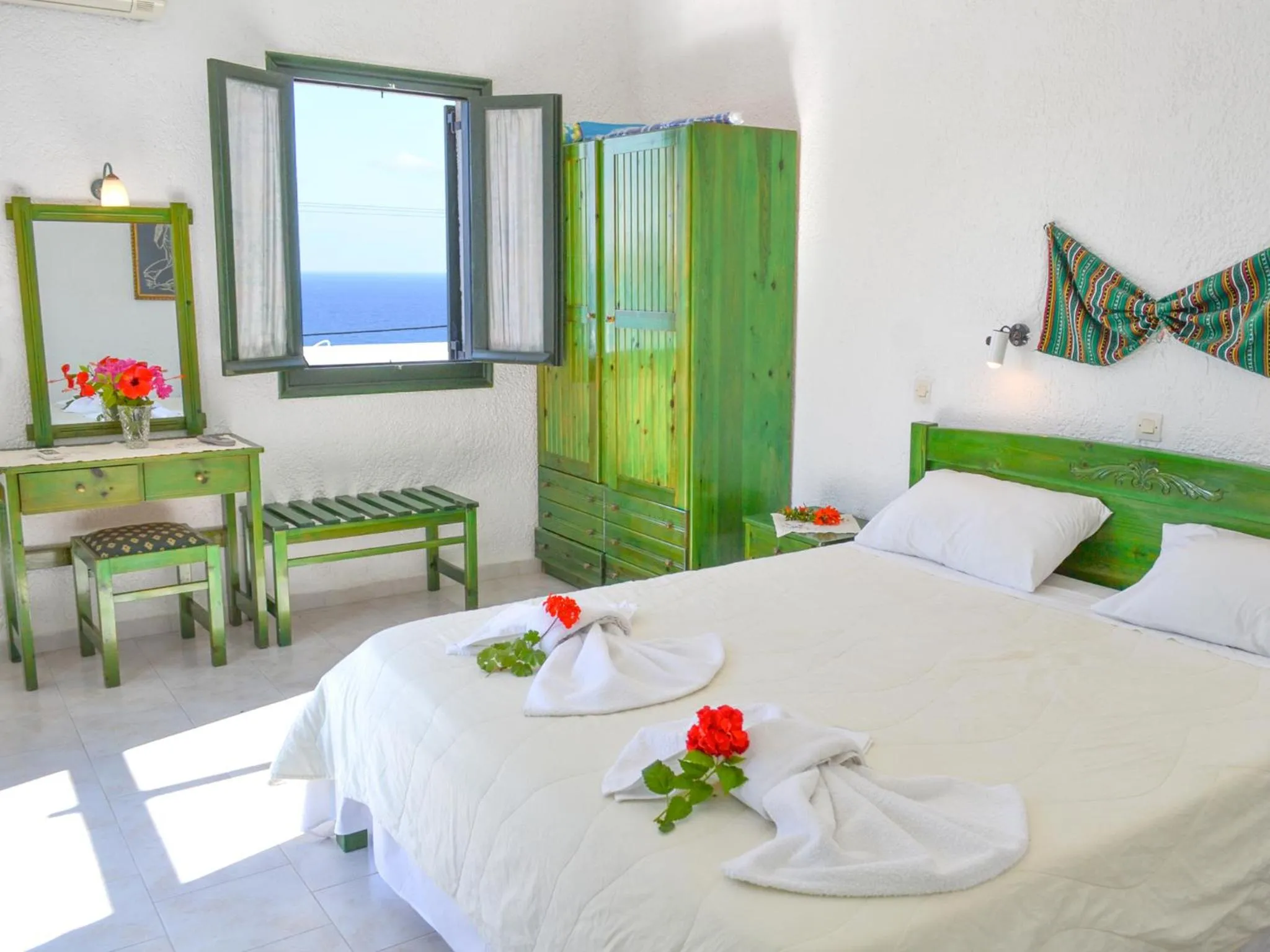 Photo of the whole room, Bed in Hotel Finiki View