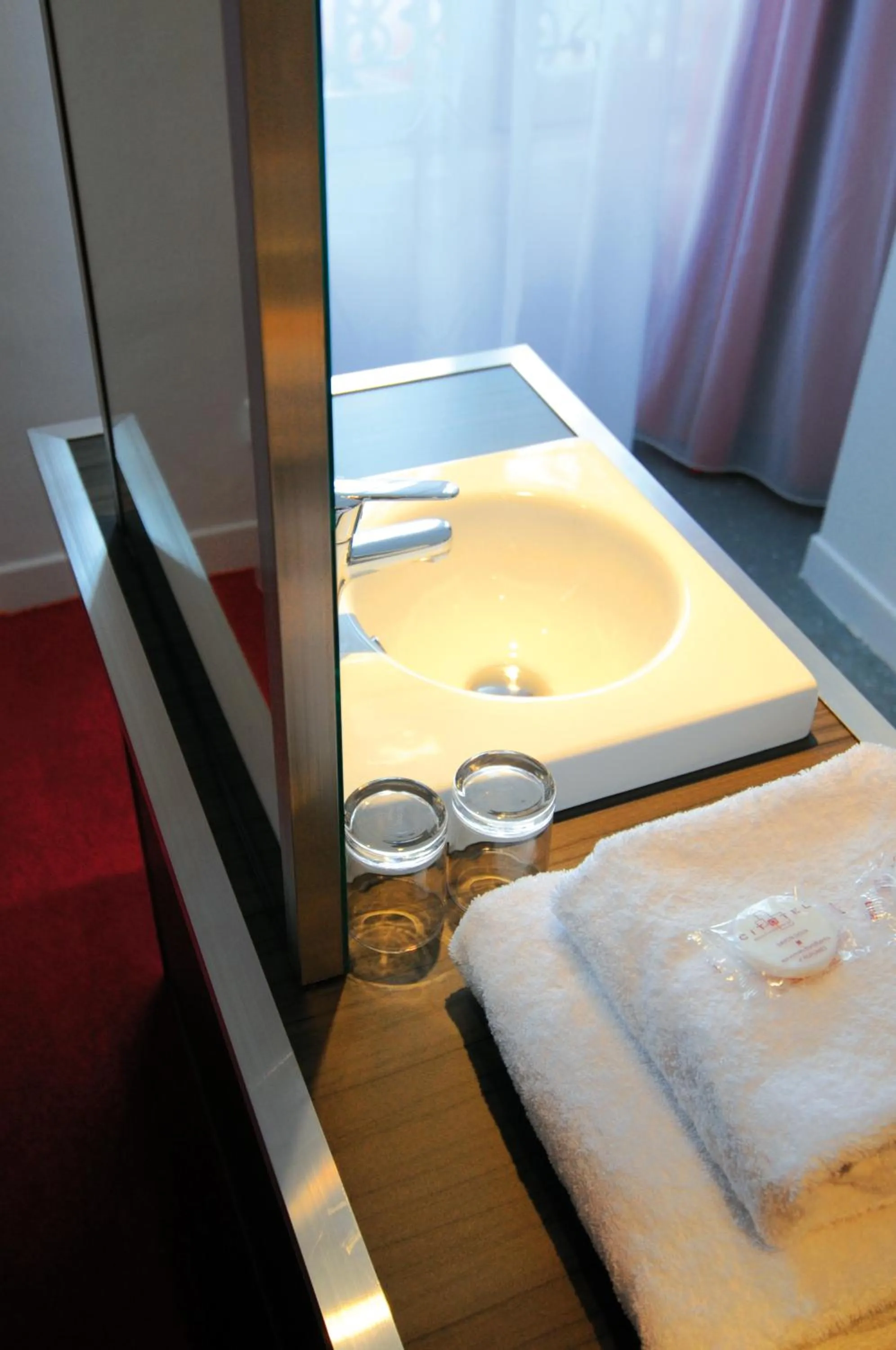 Bathroom, Bed in Hôtel Le Cousture