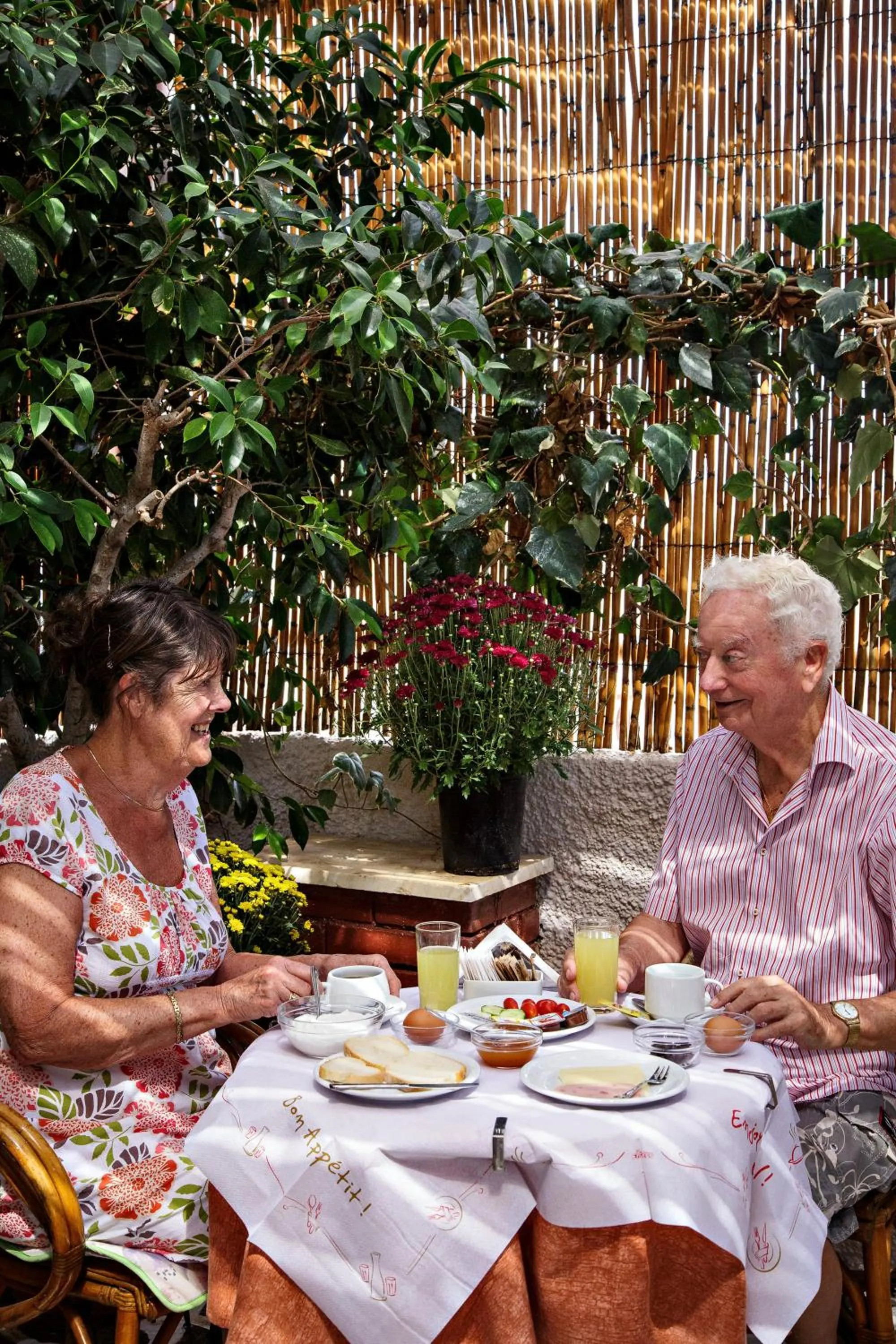 Guests in Hotel Ideon