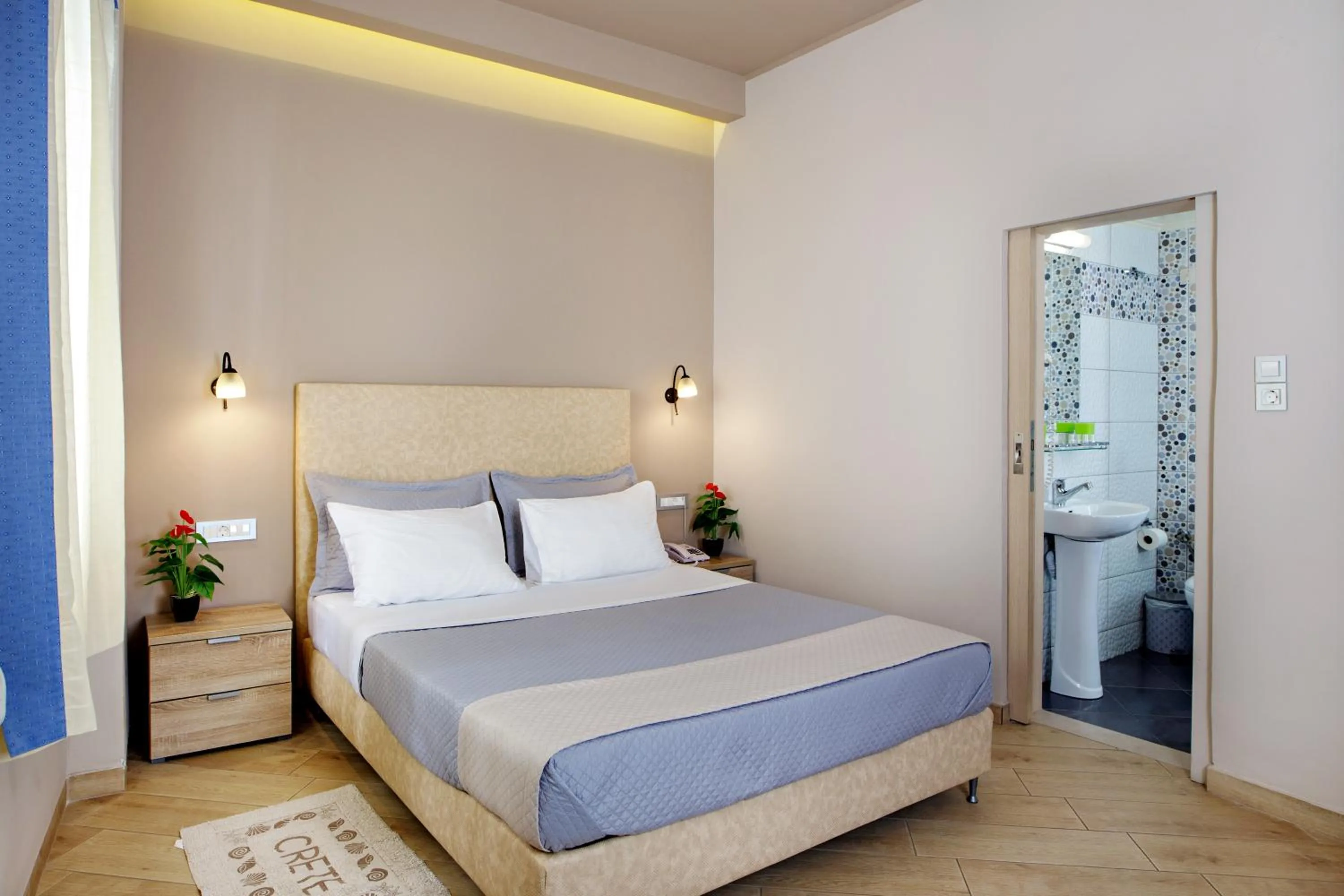 Shower, Bed in Hotel Ideon