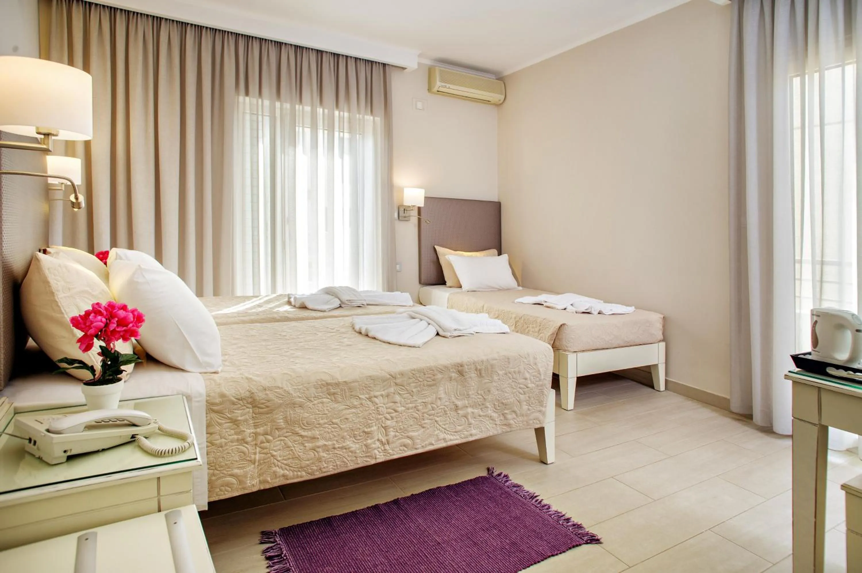 Shower, Bed in Hotel Ideon