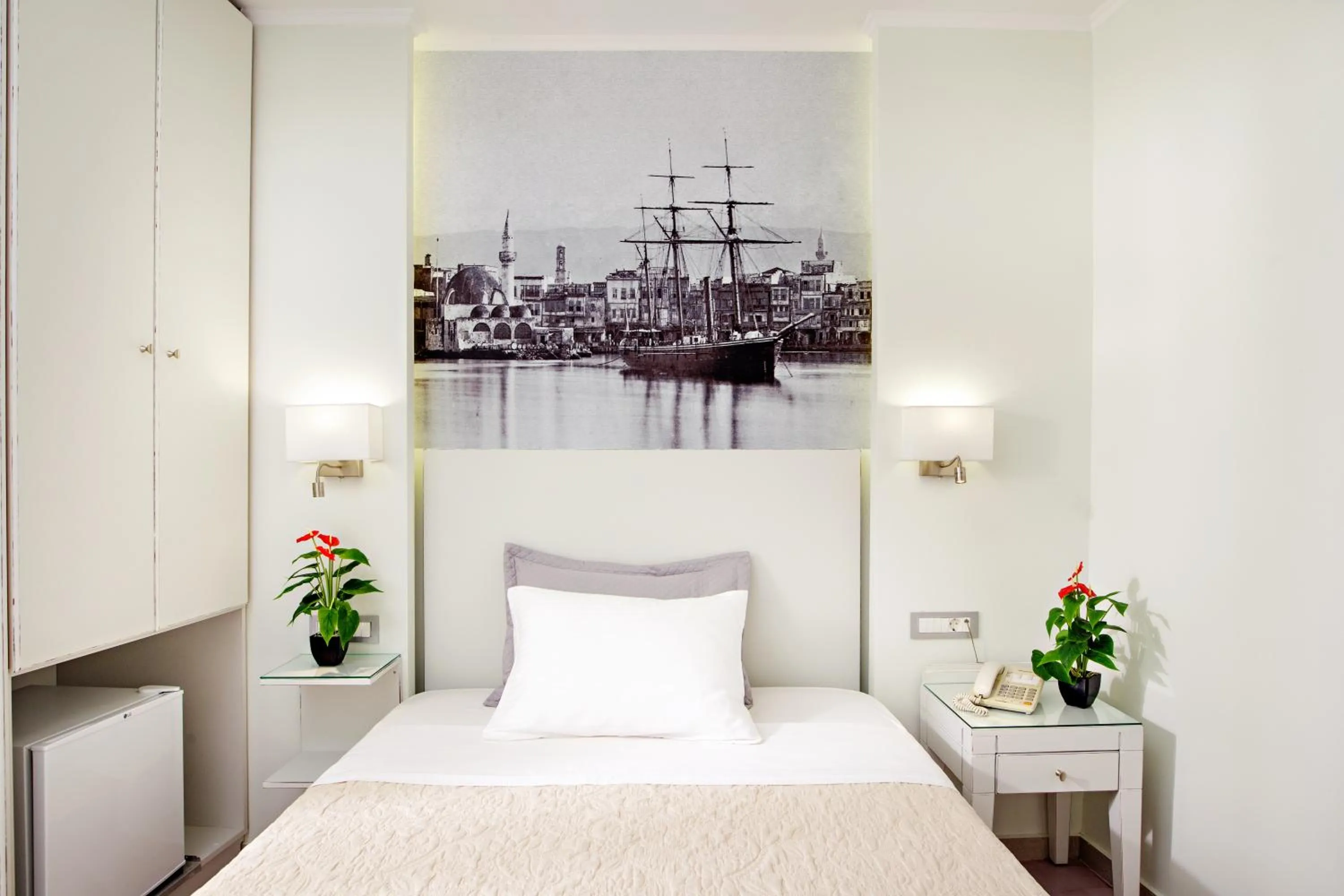 Shower, Bed in Hotel Ideon