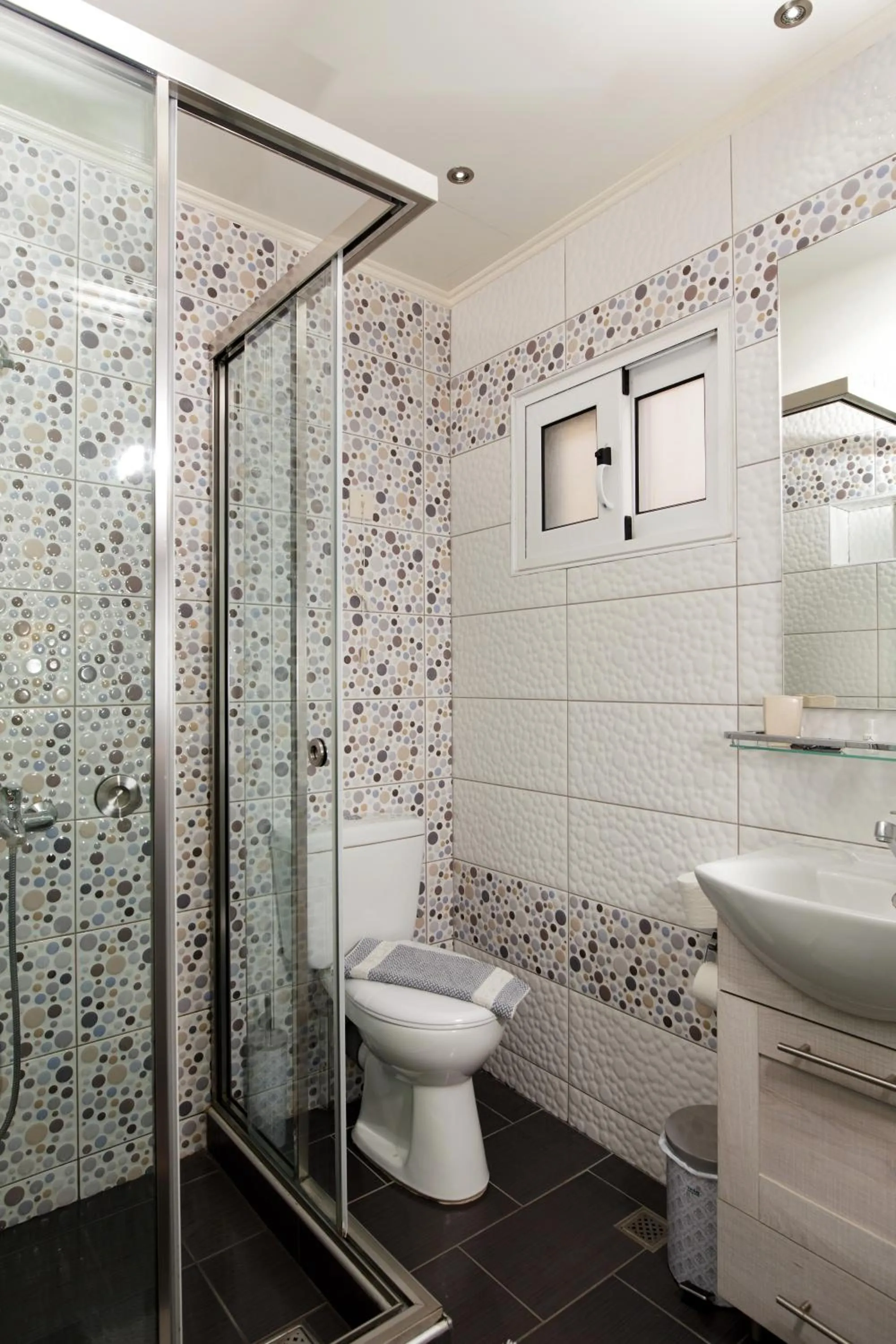 Shower in Hotel Ideon