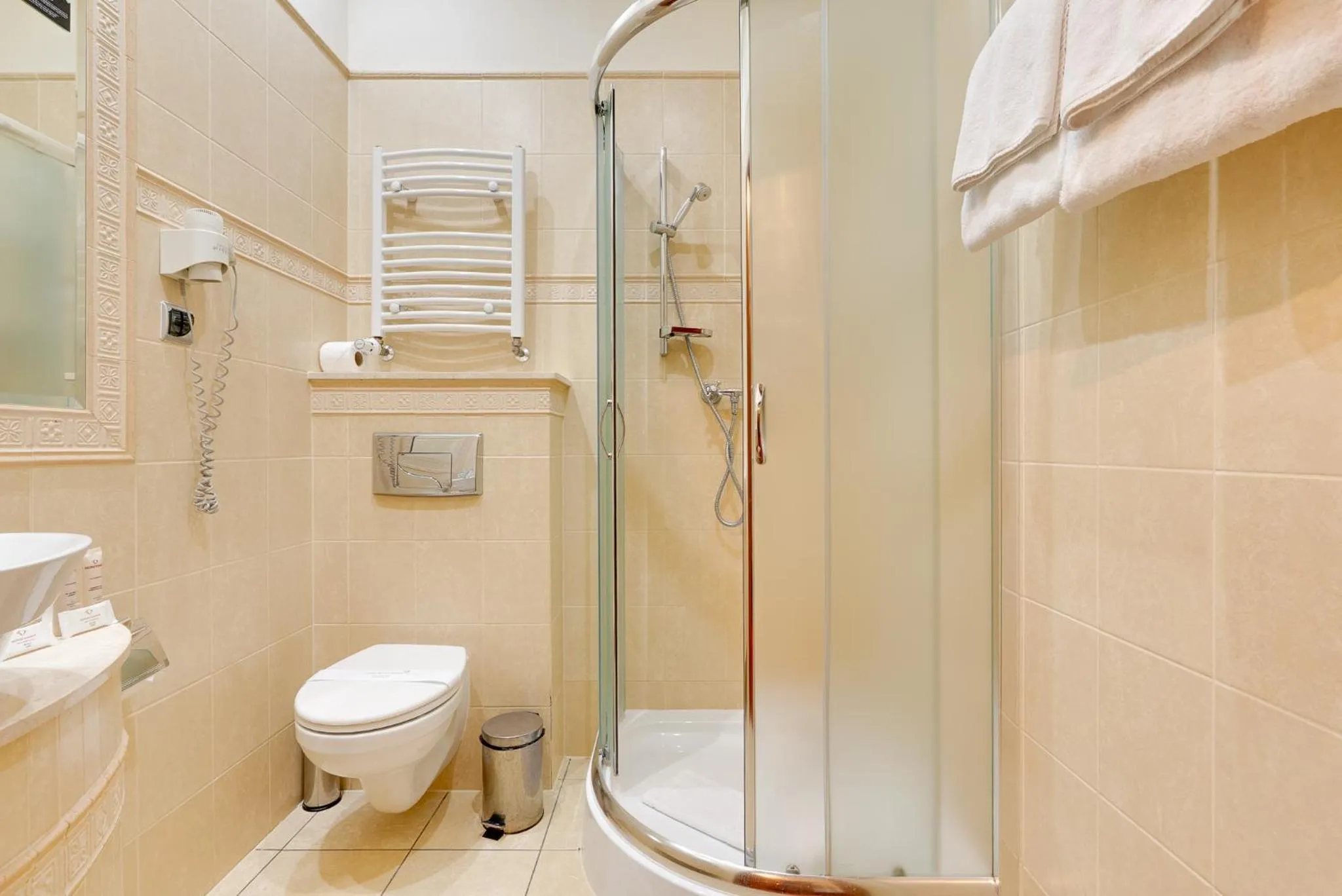 Shower in Hotel Diament Arsenal Palace Katowice - Chorzów