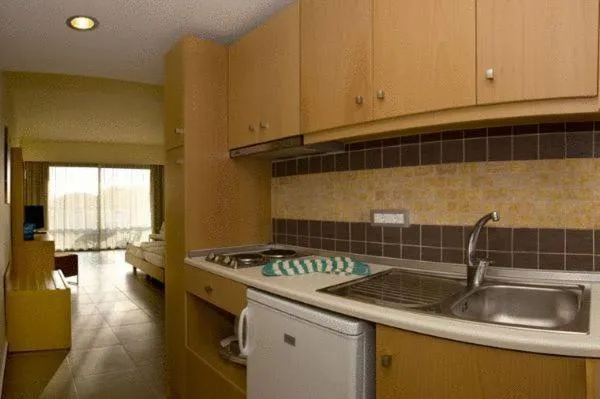 Kitchen or kitchenette in Island Blue Hotel