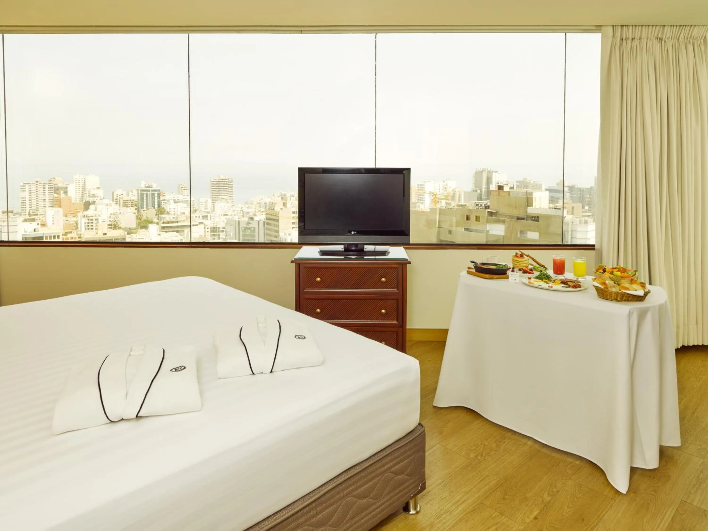 TV and multimedia, Bed in Hotel Estelar Miraflores
