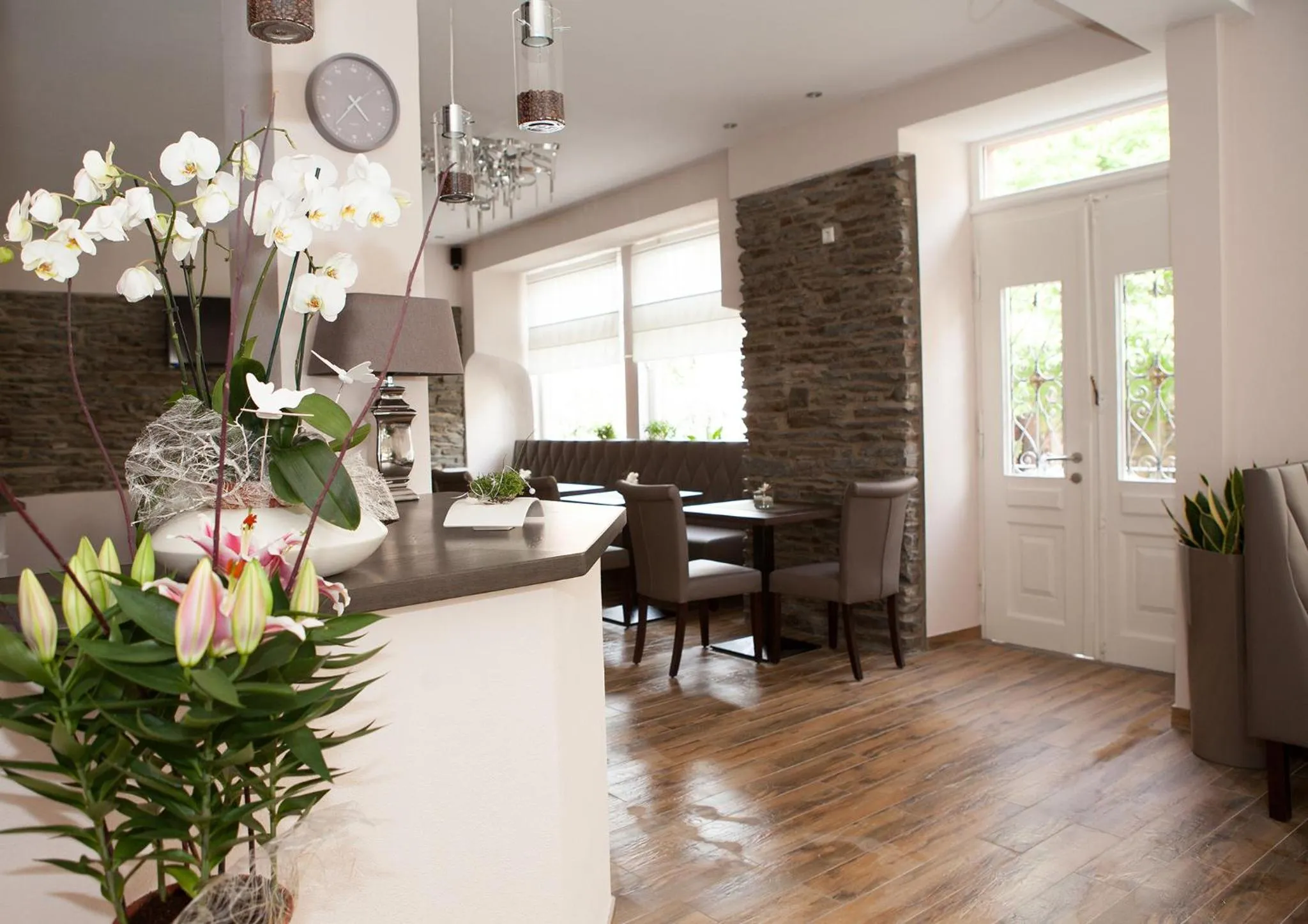 Restaurant/places to eat in Hotel Ravene