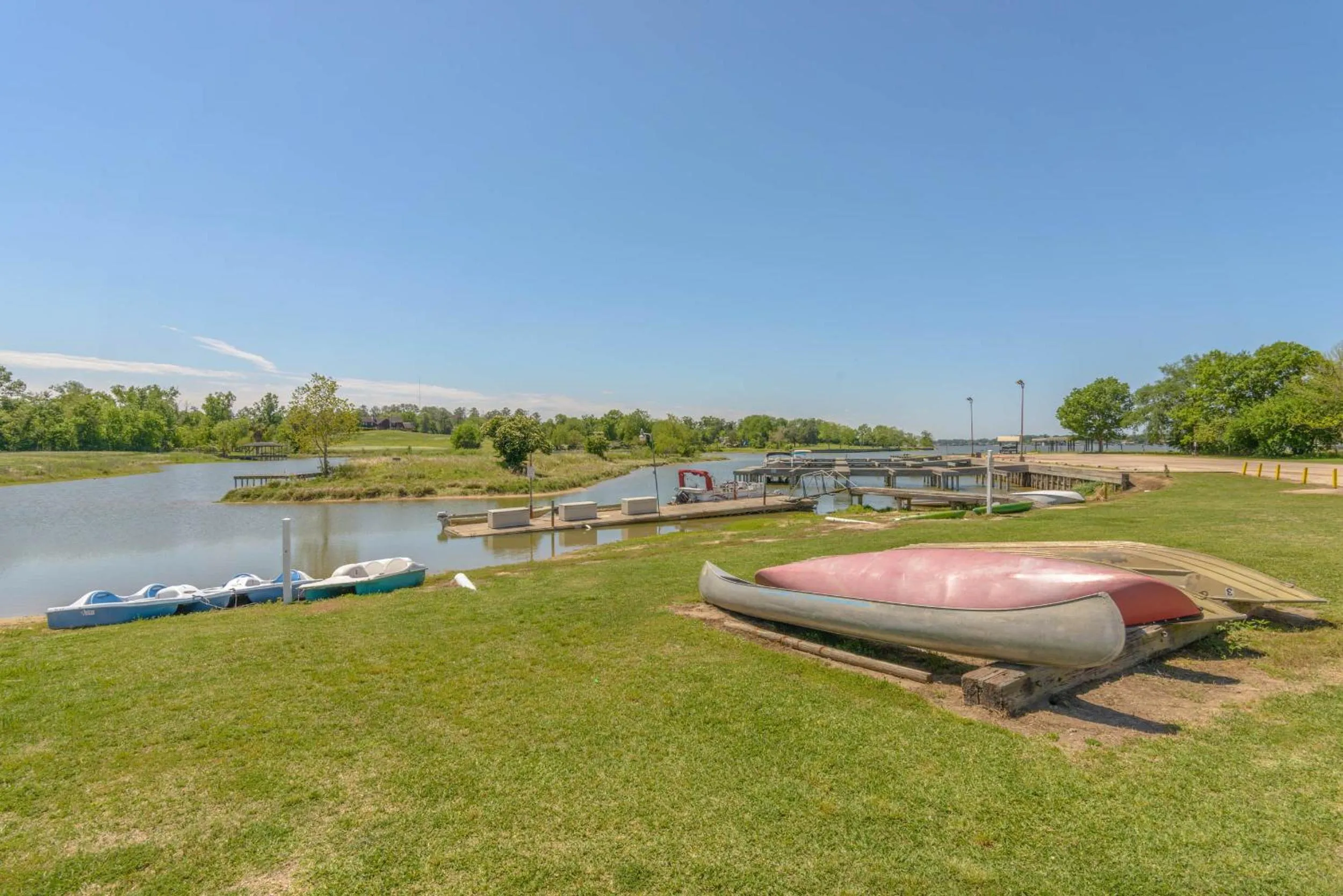 Lake Conroe Queen Studio Cabin 5