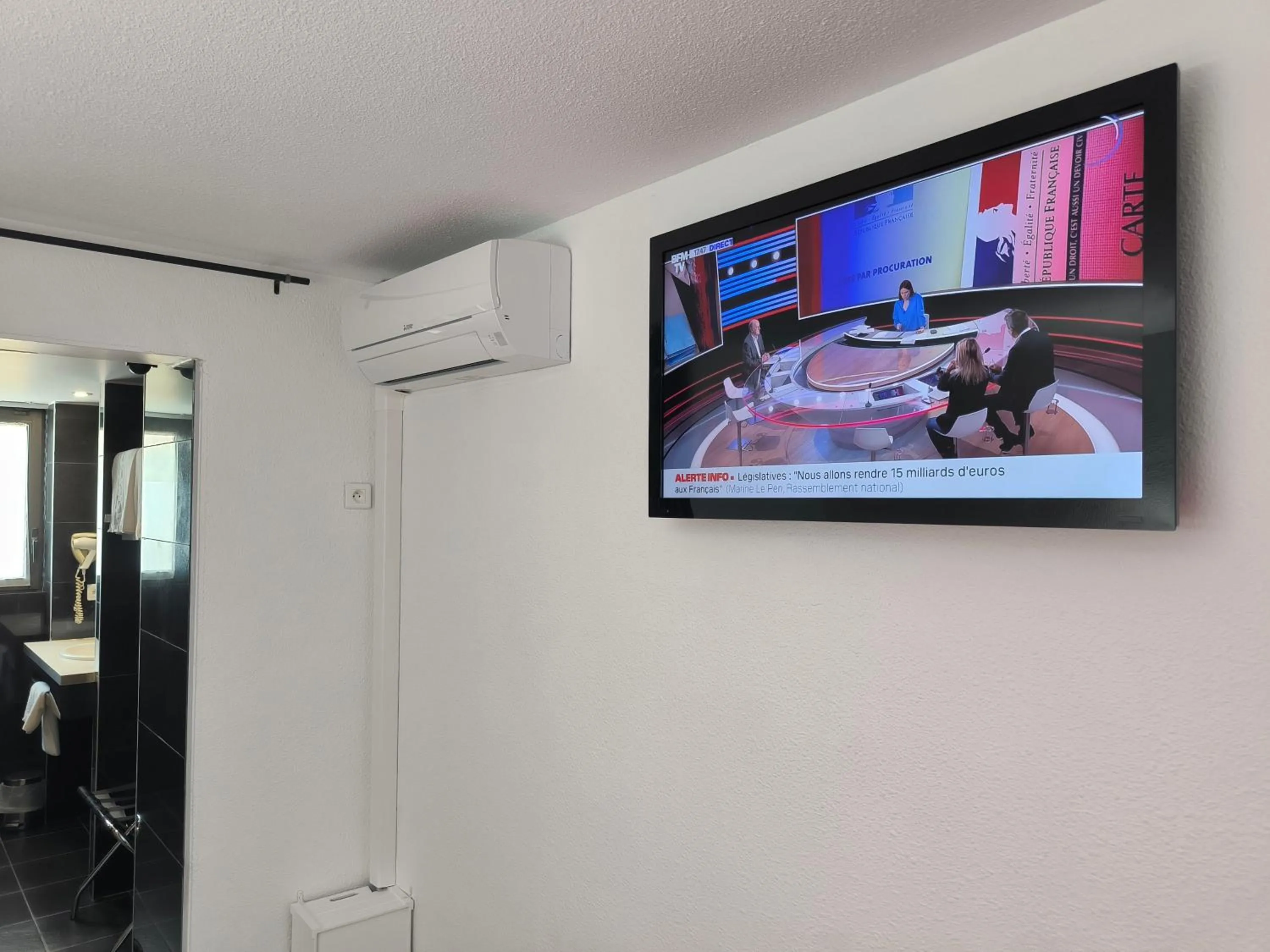 TV and multimedia in Brit Hotel Porte d'Espagne