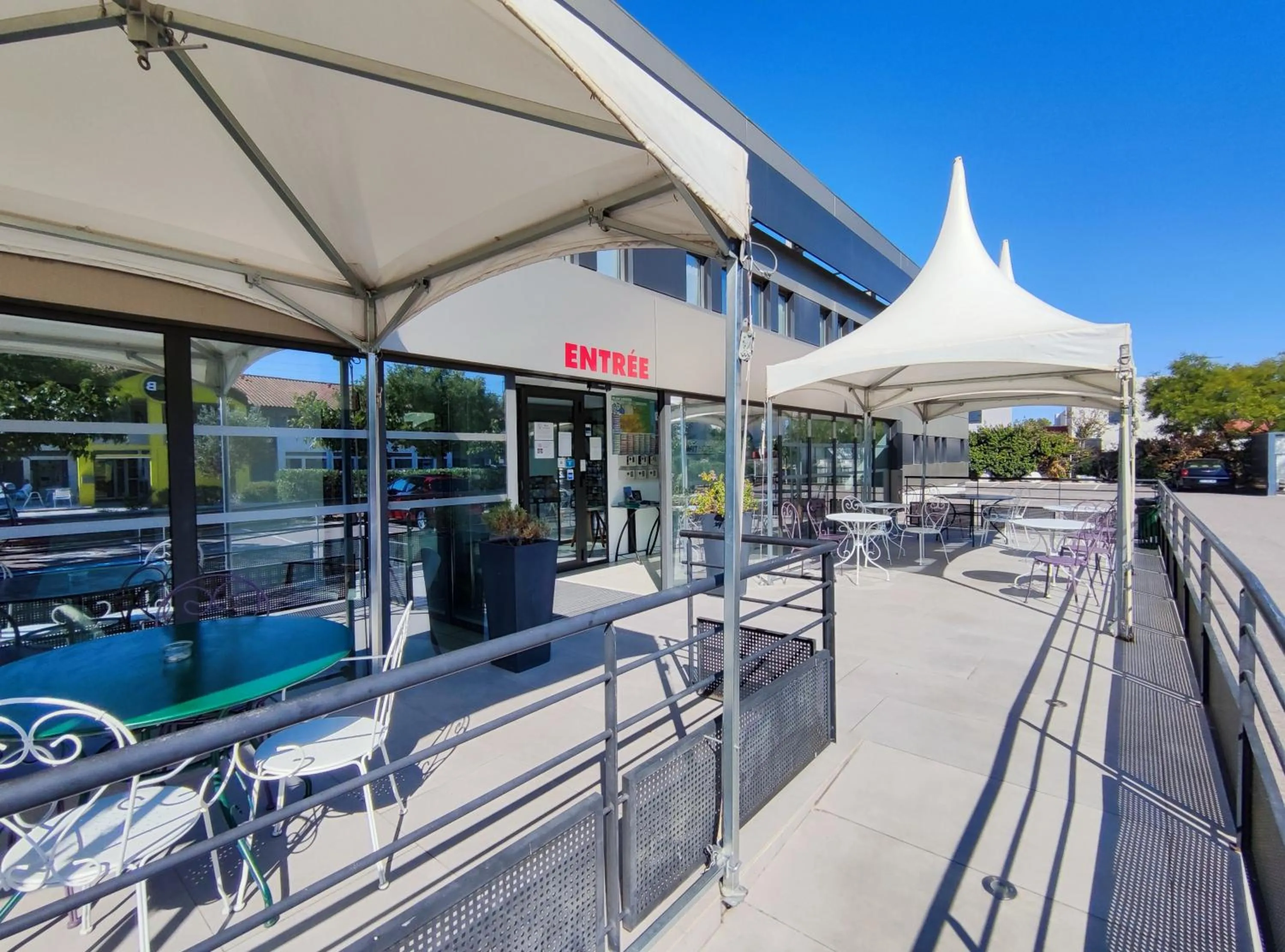 Patio in Brit Hotel Porte d'Espagne