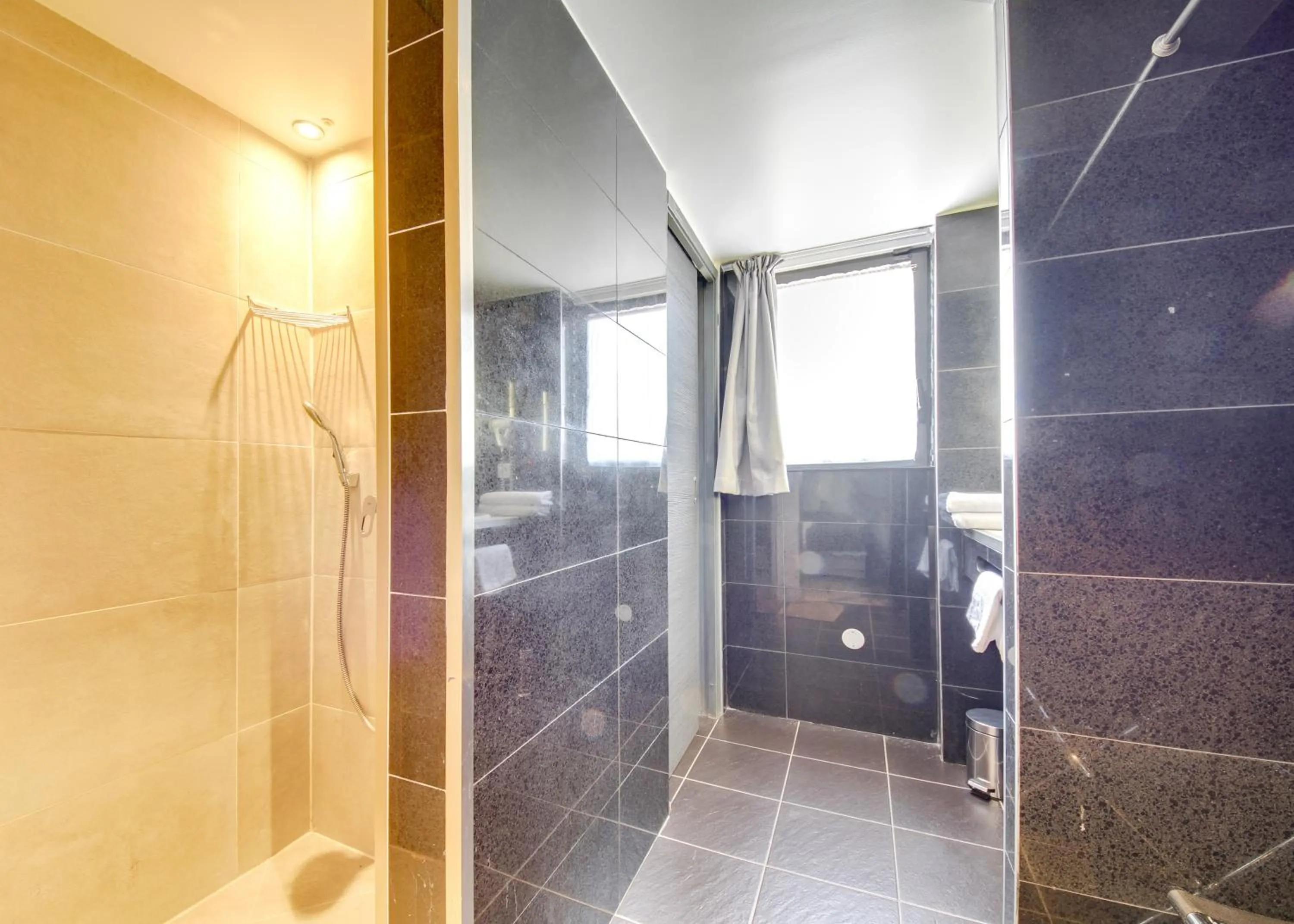 Bathroom in Brit Hotel Porte d'Espagne