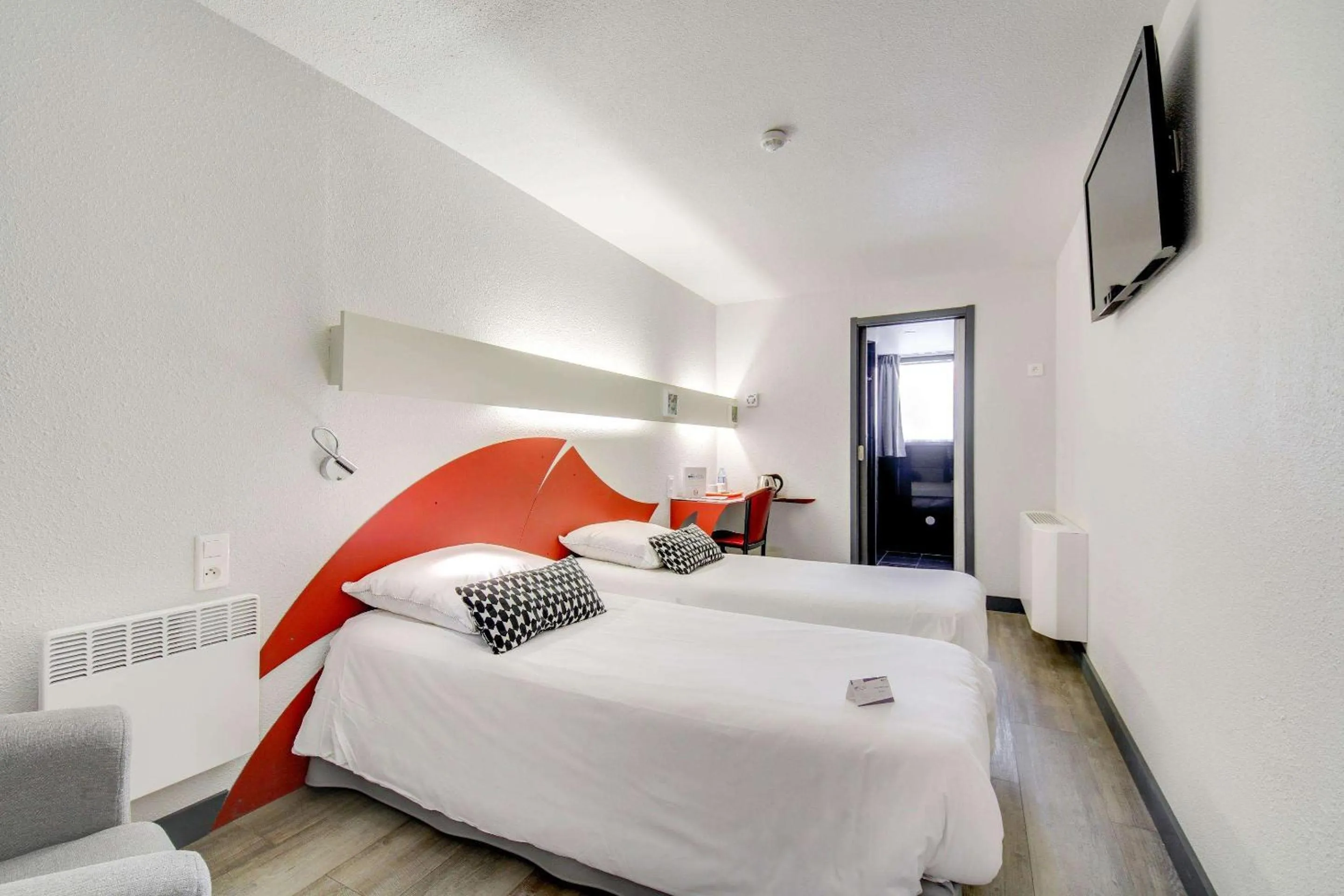 Photo of the whole room, Bed in Brit Hotel Porte d'Espagne