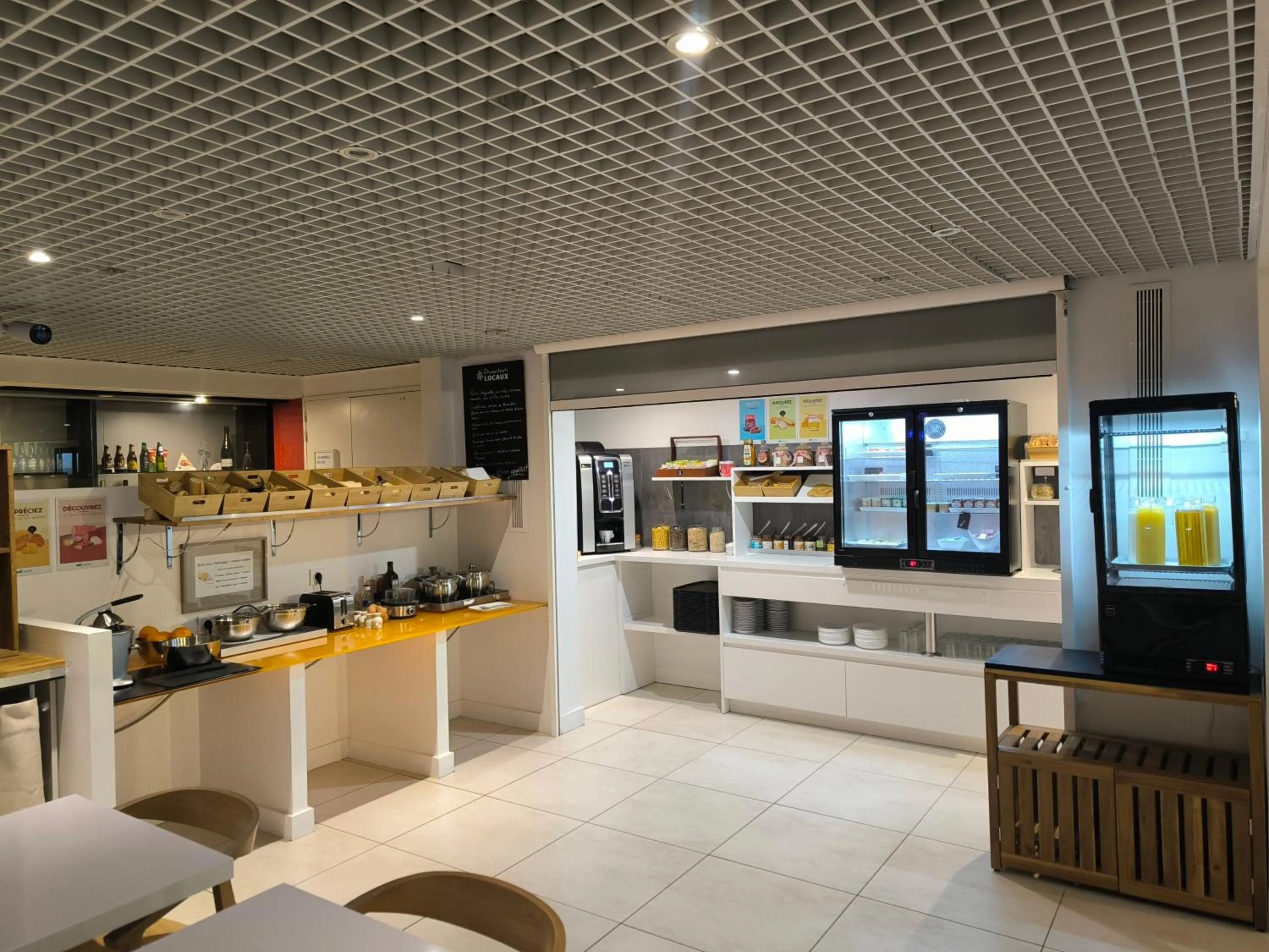 Buffet breakfast in Brit Hotel Porte d'Espagne