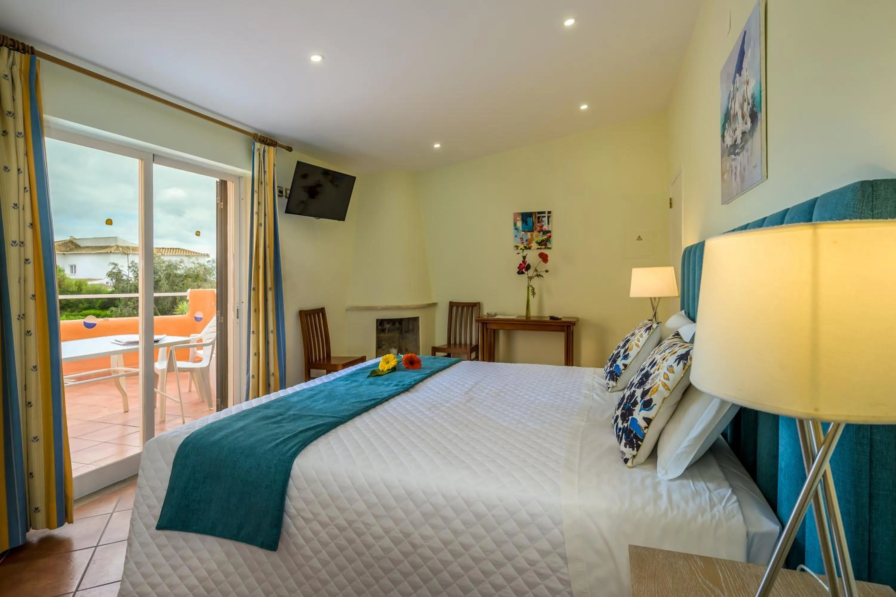 Bedroom, Bed in Canavial I & II Apartamentos