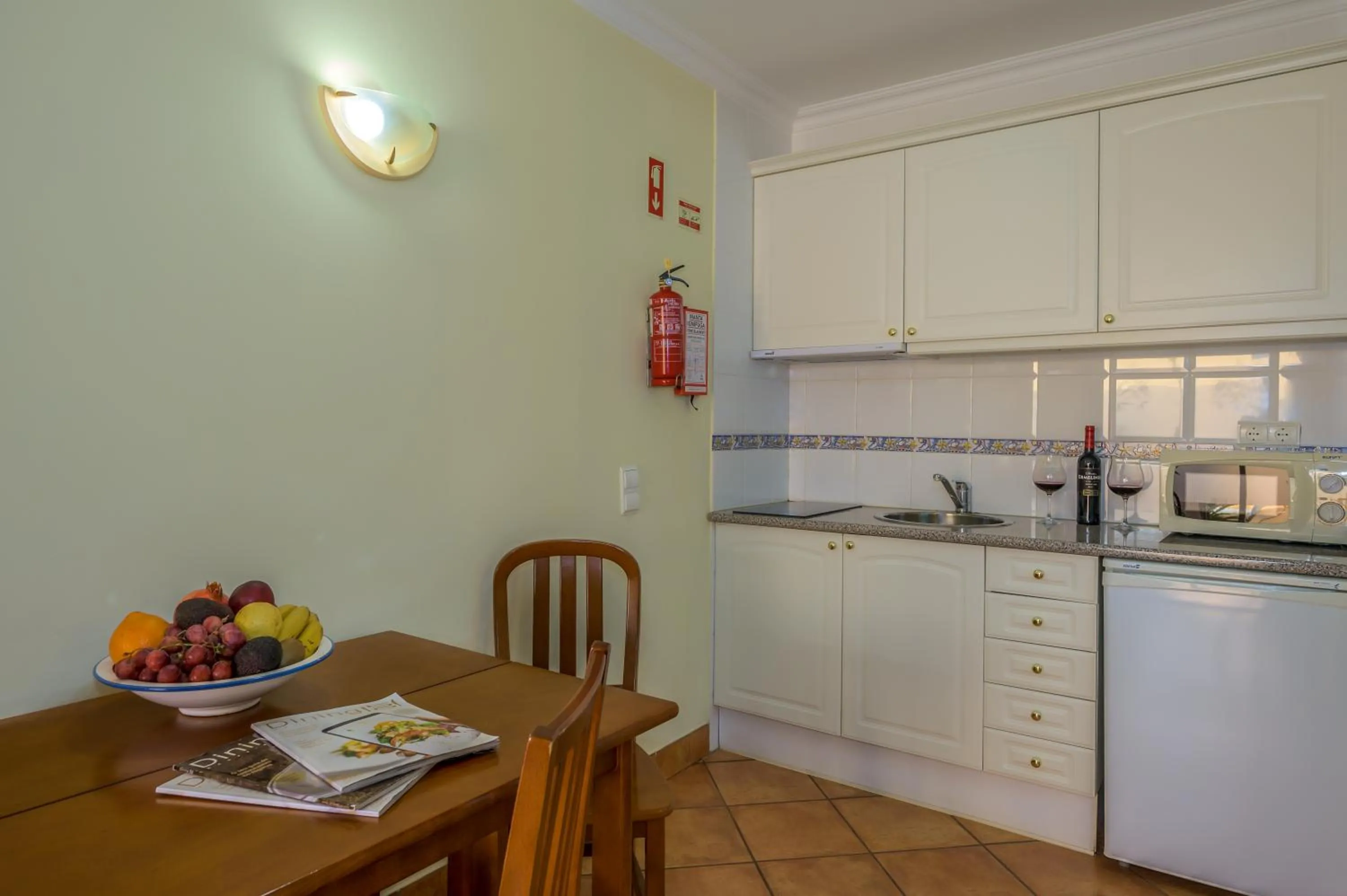 Kitchen or kitchenette in Canavial I & II Apartamentos