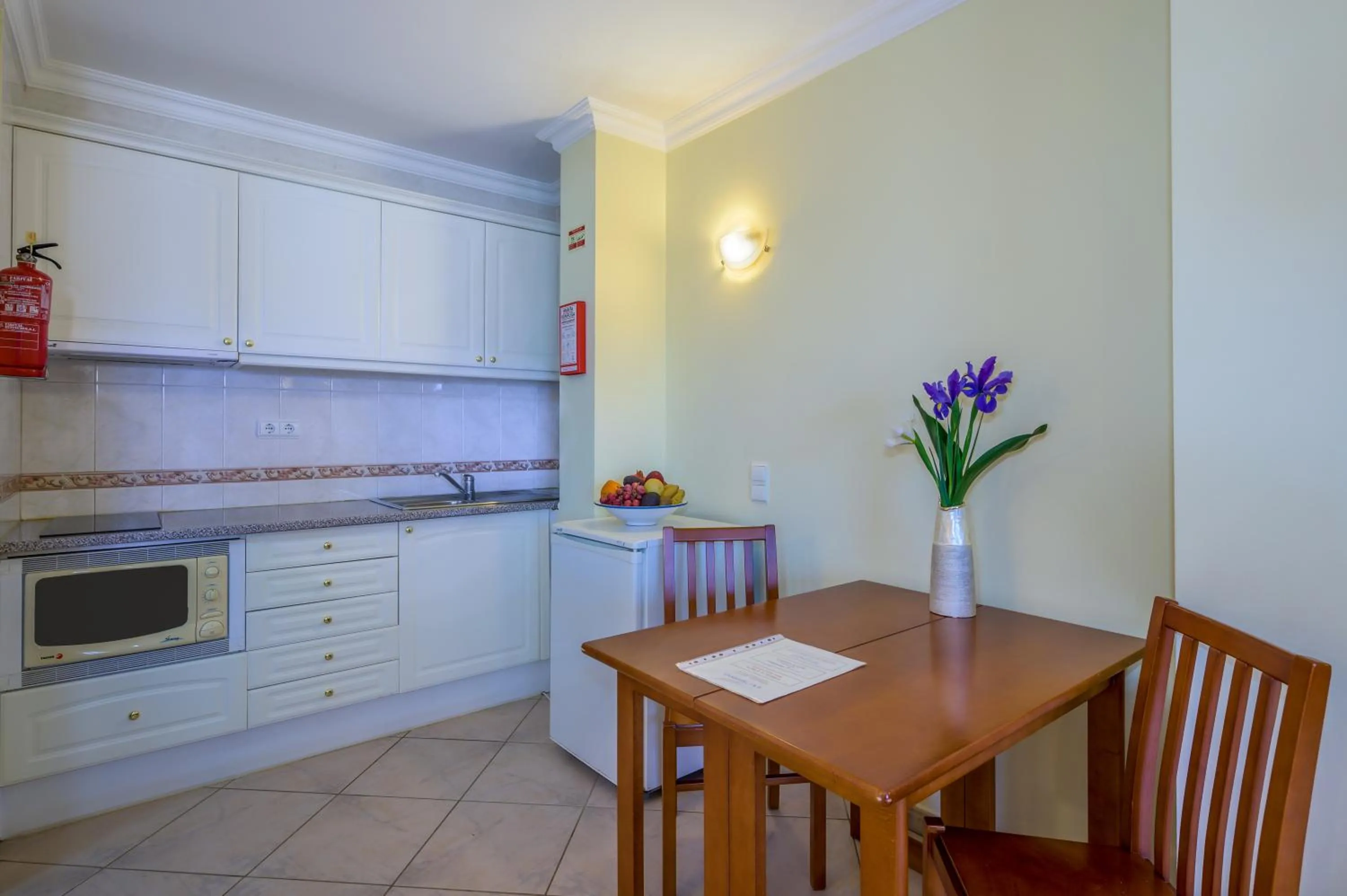 Kitchen or kitchenette in Canavial I & II Apartamentos