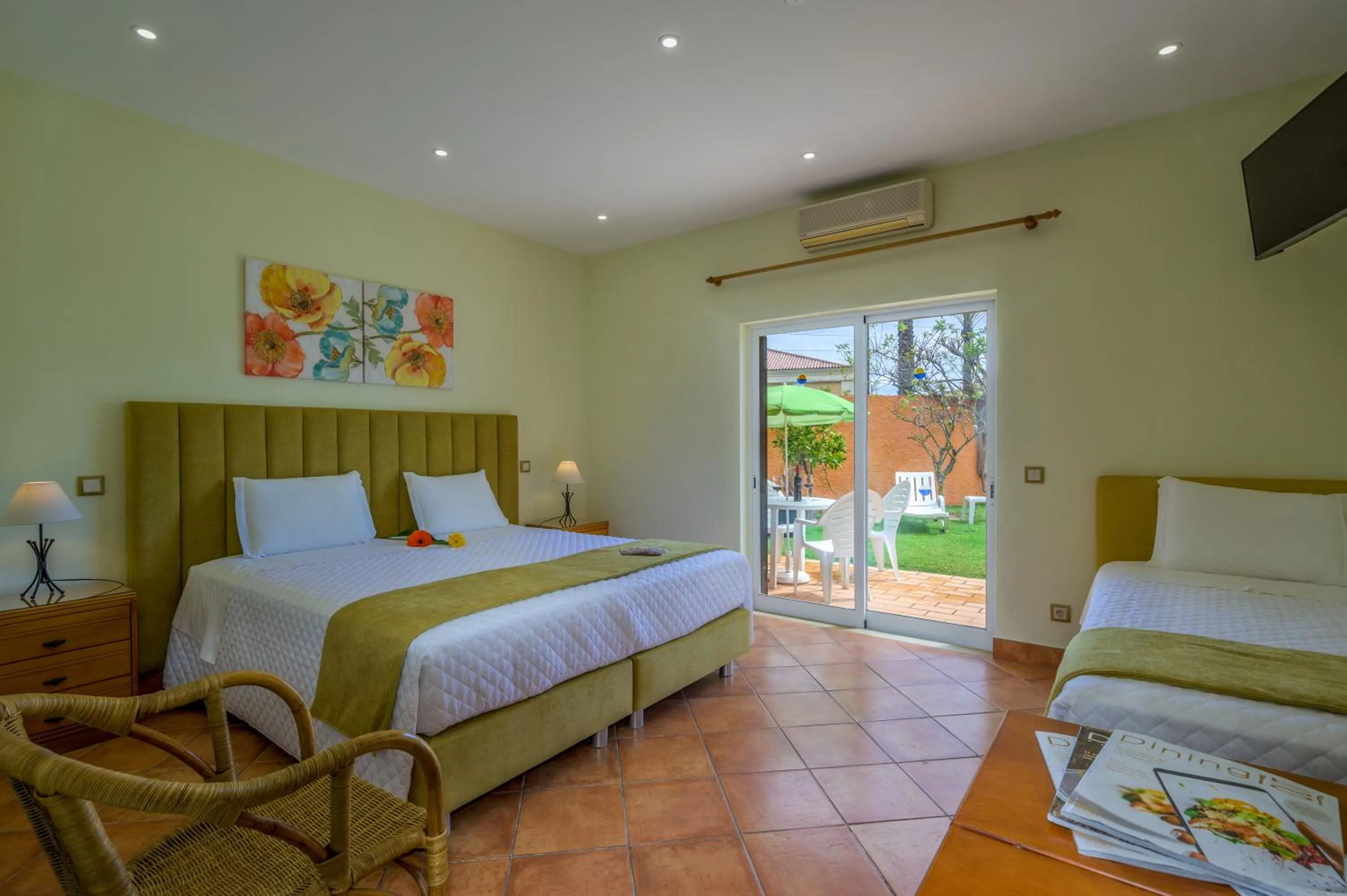 Photo of the whole room, Bed in Canavial I & II Apartamentos