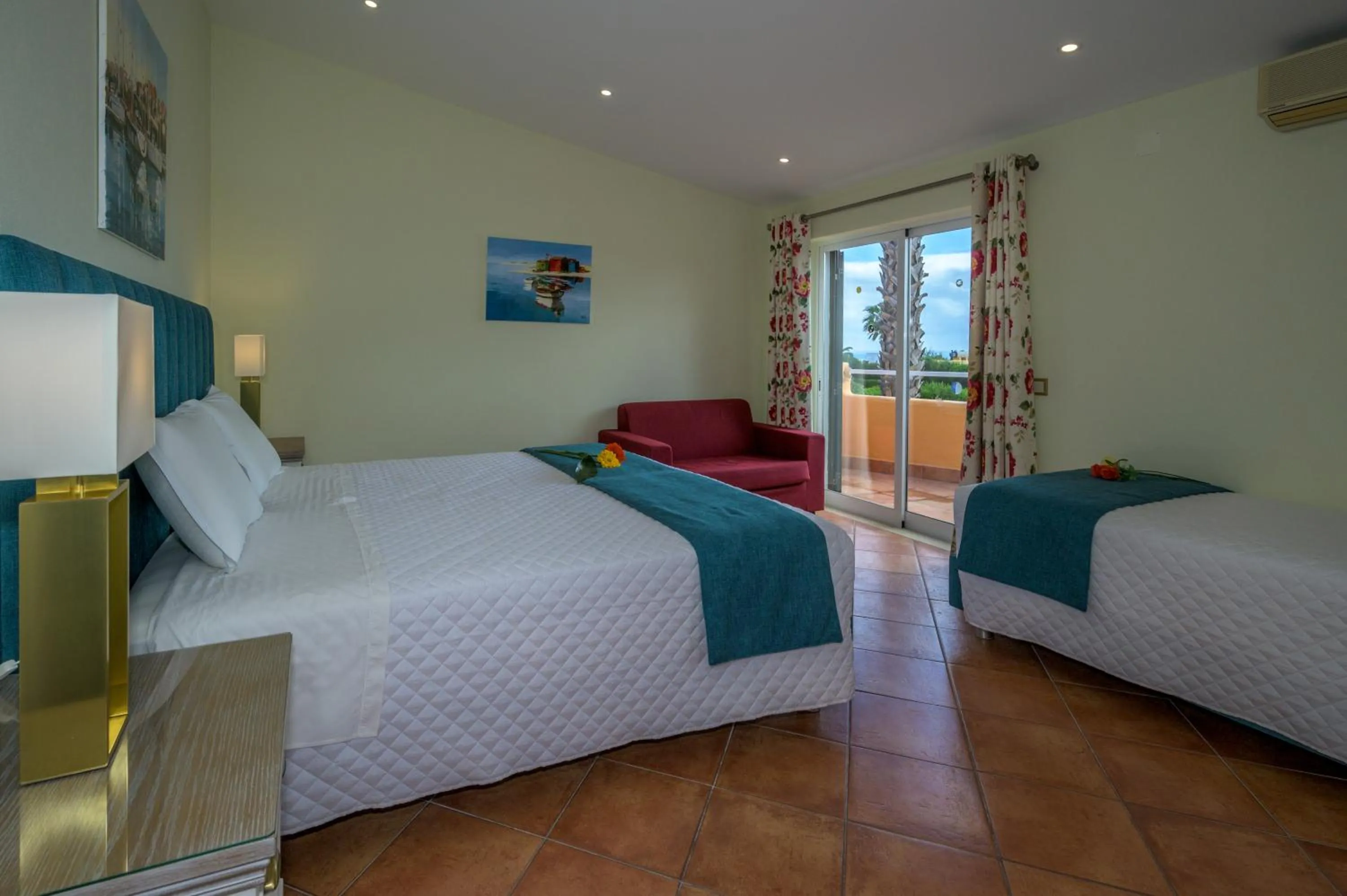 Photo of the whole room, Bed in Canavial I & II Apartamentos