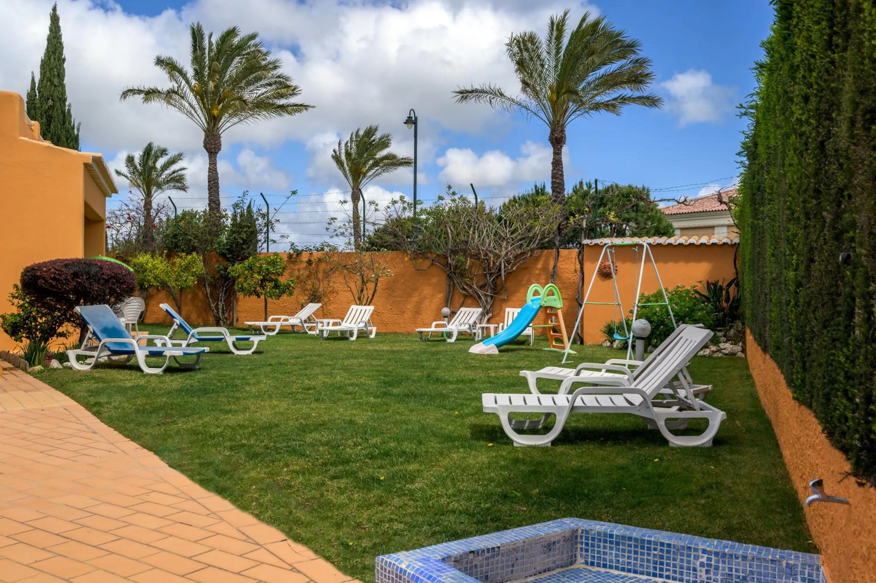 Children play ground in Canavial I & II Apartamentos