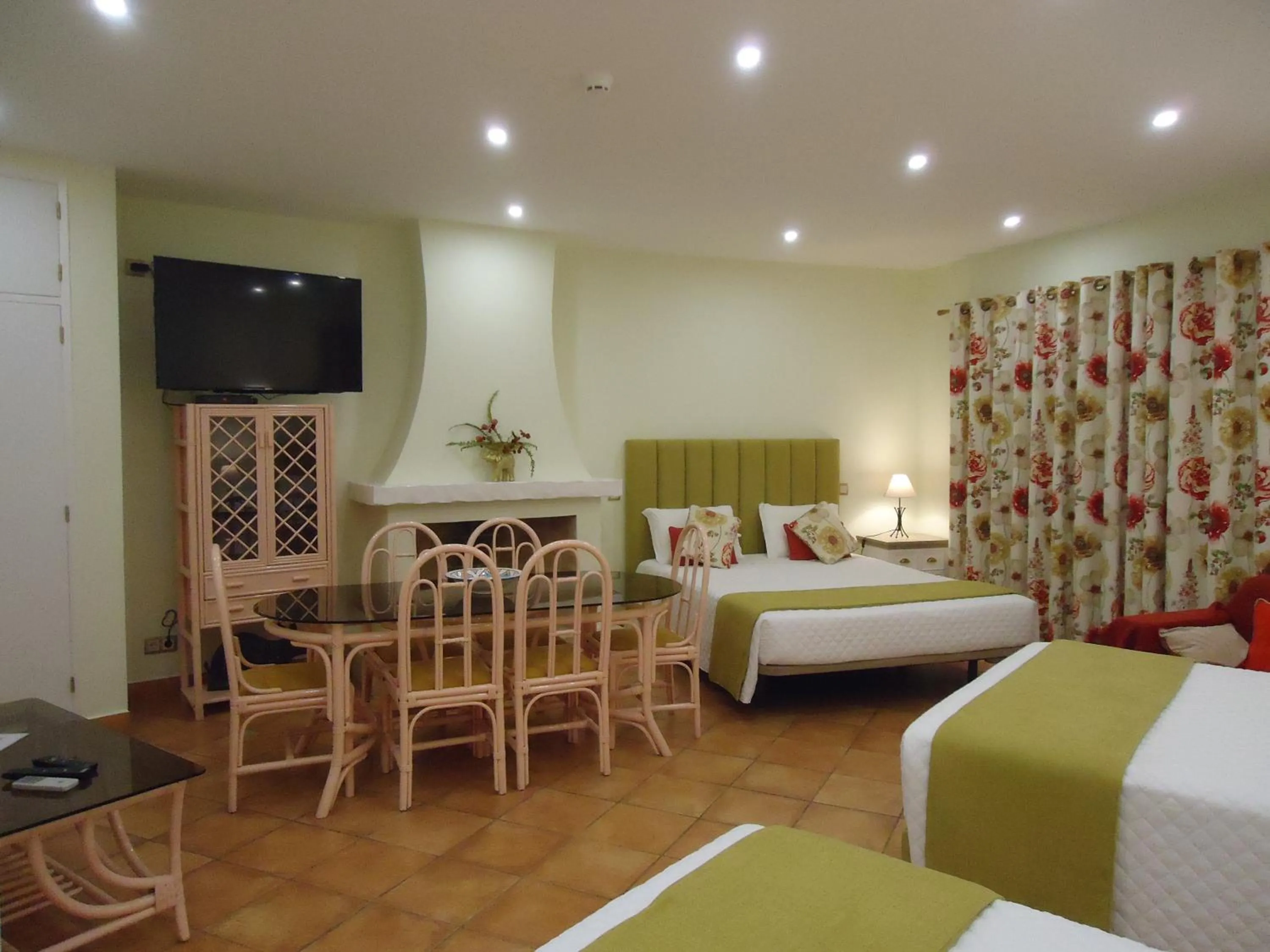 Bedroom, Bed in Canavial I & II Apartamentos