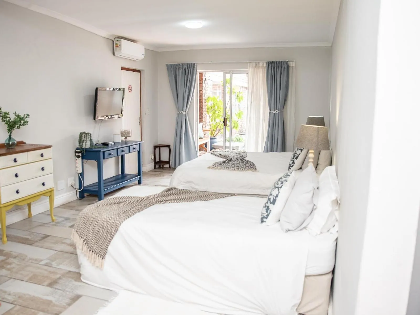 Photo of the whole room, Bed in Bluewater Guesthouse