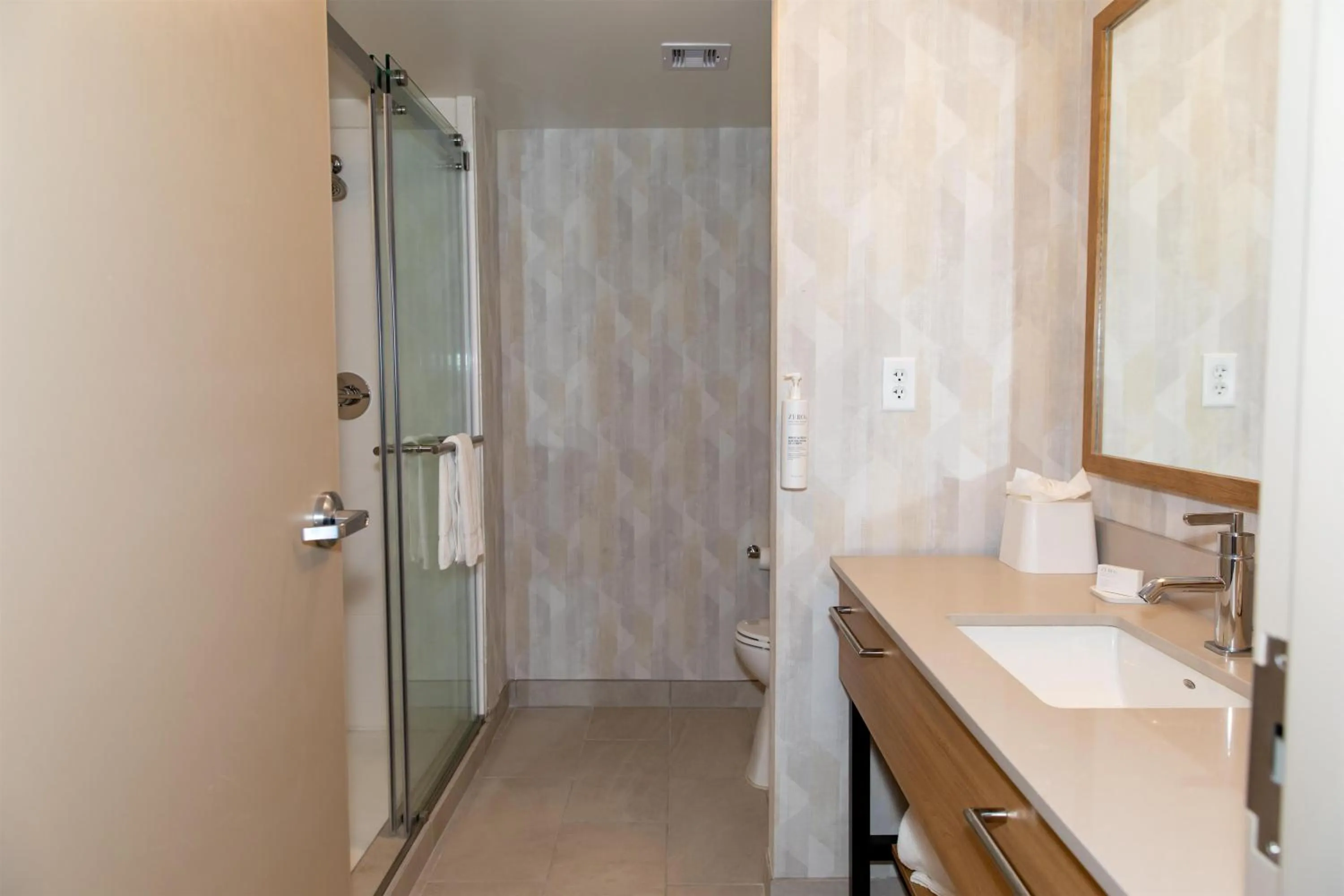 Bathroom, Bed in Hampton Inn & Suites Jennings