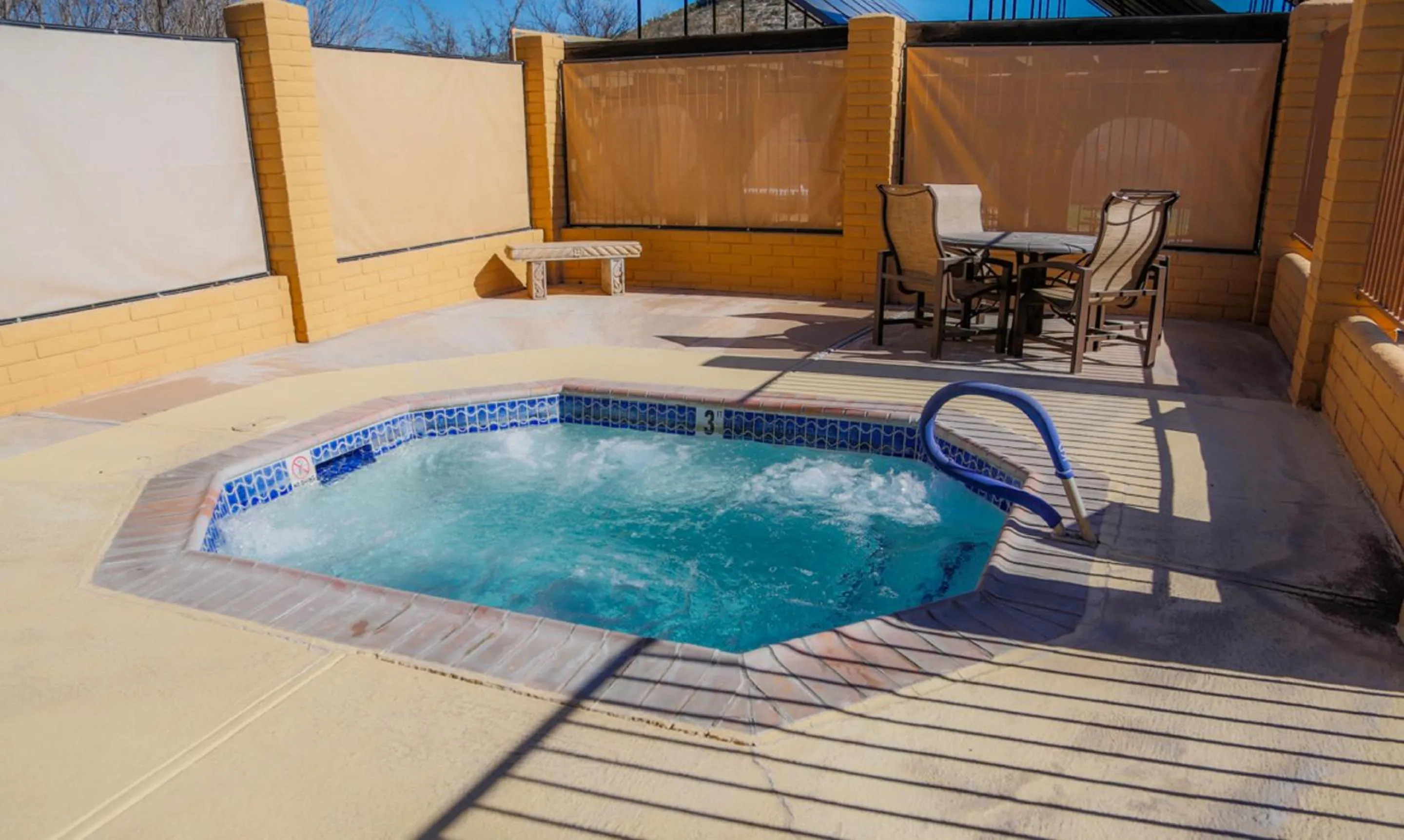 Hot Tub in Verde Valley Deck Cottage 7