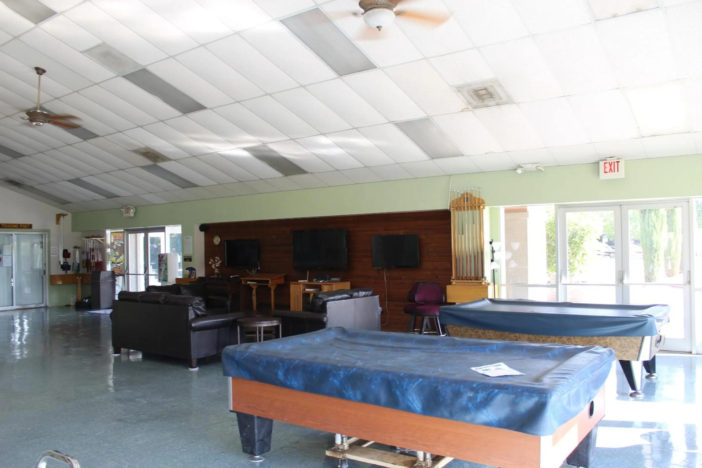 Communal lounge/ TV room in Verde Valley Deck Cottage 8